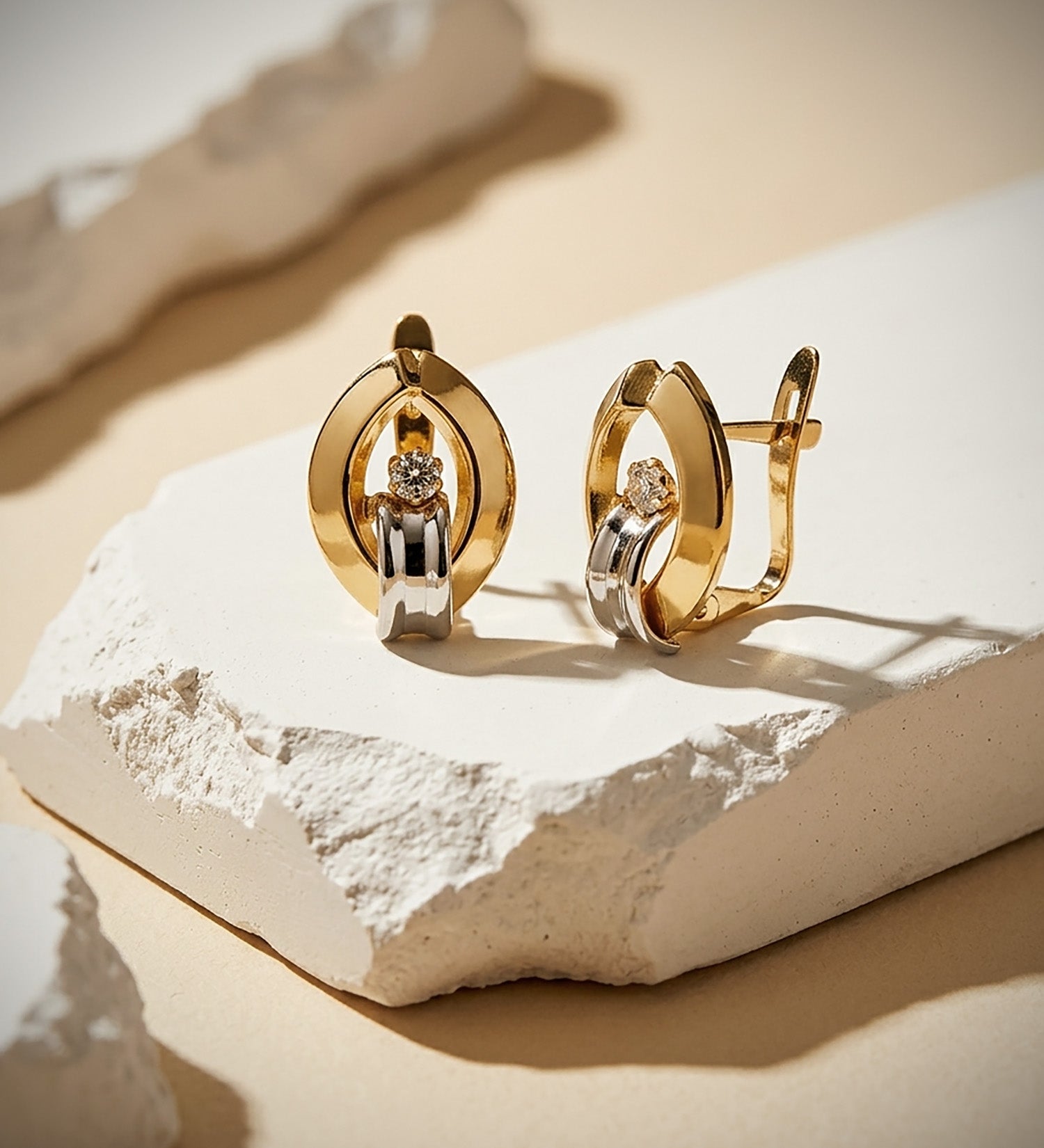 أقراط من الذهب ثنائي اللون عيار 18 قيراط مع أساور ومشبك مفصل زركونيا 14X10 ملم