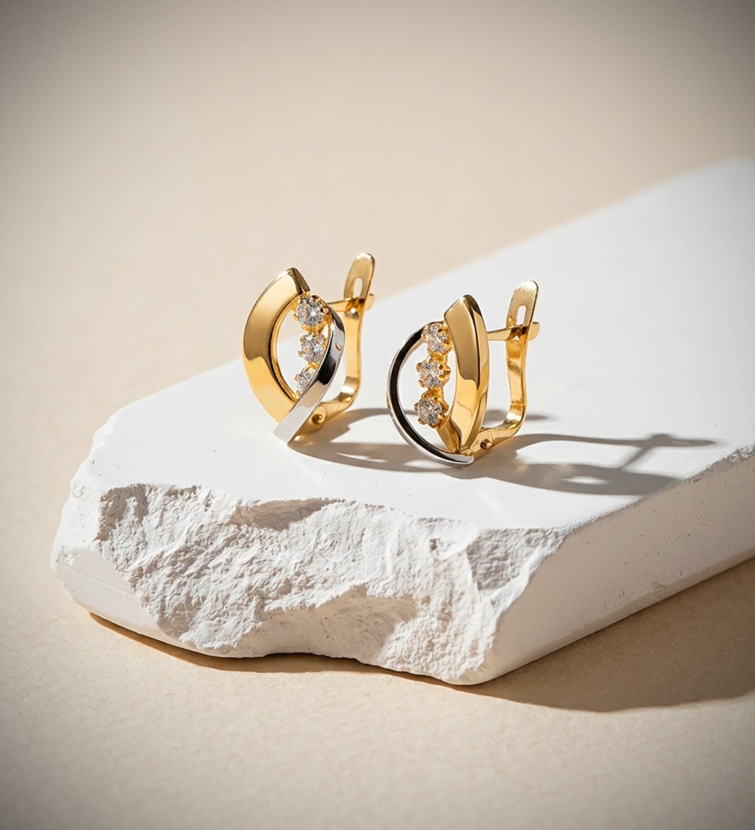 Pendientes Oro Bicolor de 18K con Bandas y Cierre Bisagra de Circonitas 14X9 mm