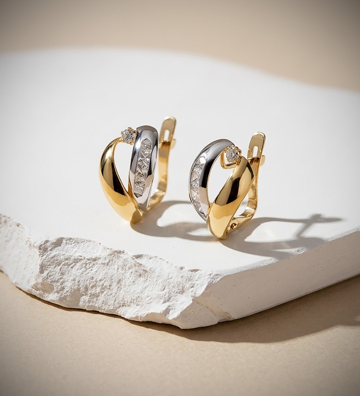 Pendientes Oro Bicolor de 18K con Bandas y Cierre Bisagra de Circonitas 16X9 mm