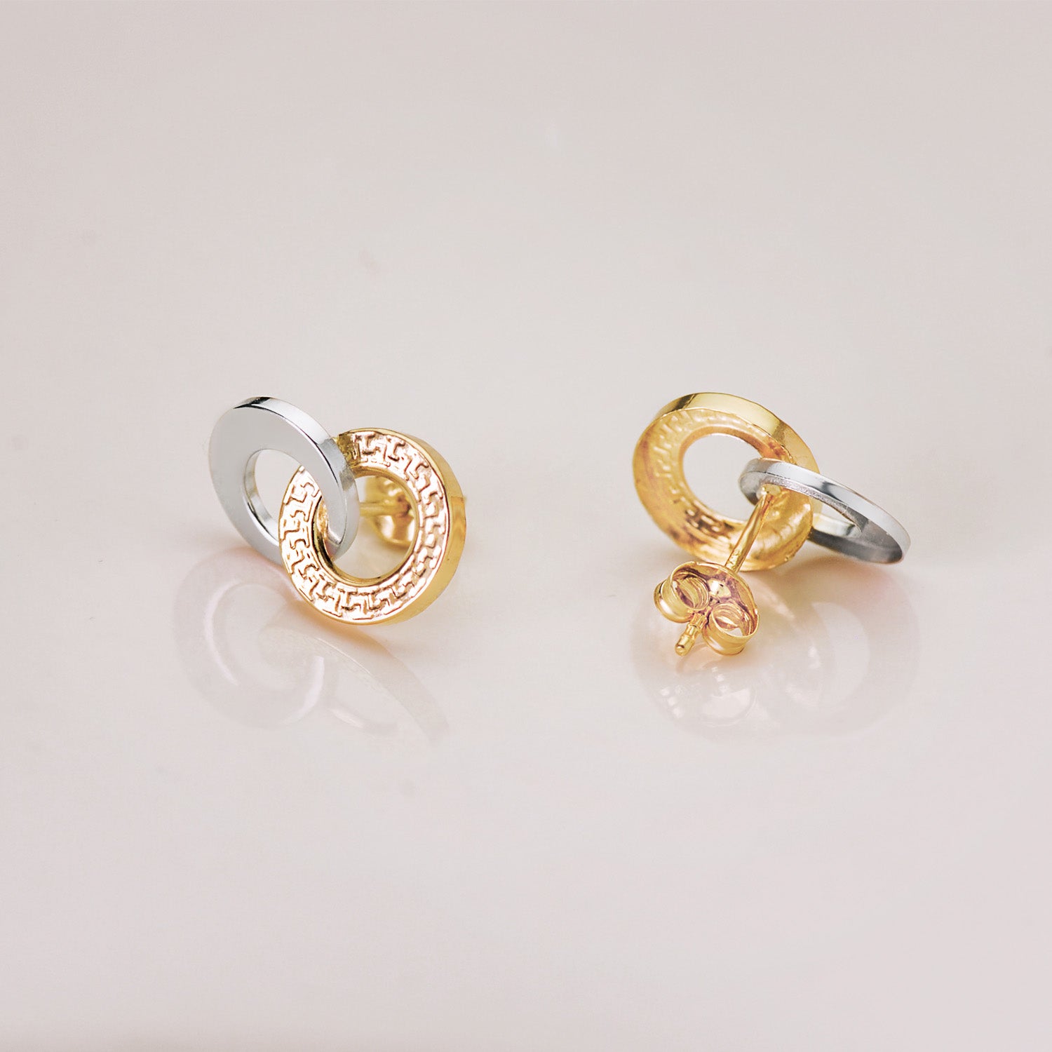 18K tvåfärgade guld dubbelbåge örhängen 13X9 Mm. Tryck lås