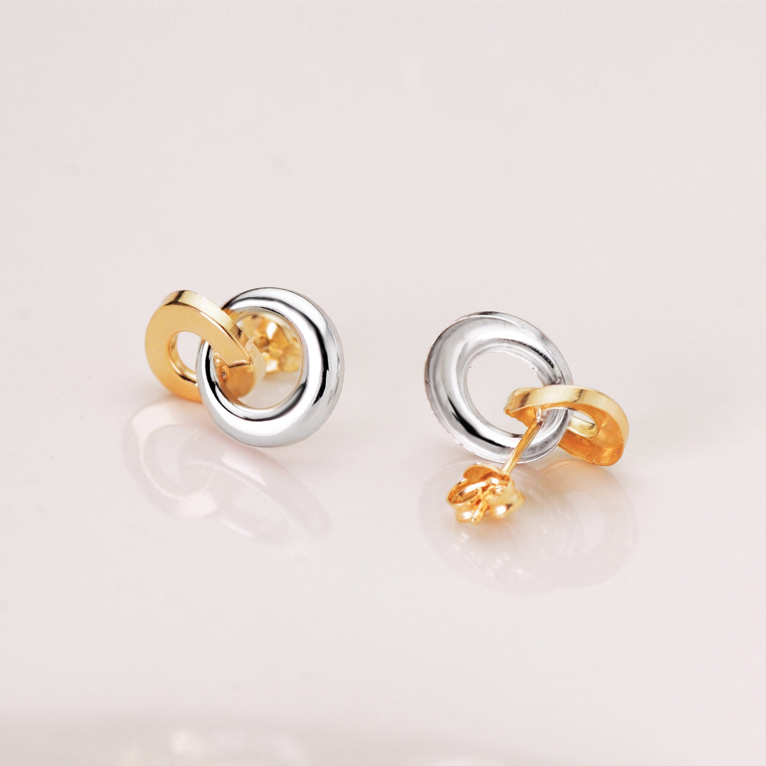 18K tvåfärgade guld dubbelbåge örhängen 13X10 Mm. Tryck lås