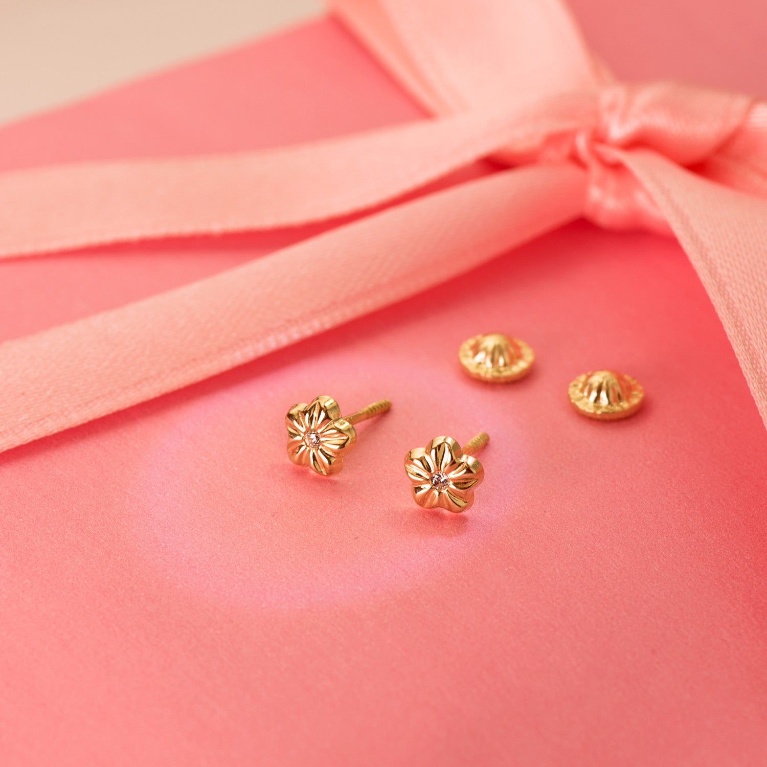 18K Yellow Gold Flower Stud Earrings with Zircons 5X5 mm Screw Clasp