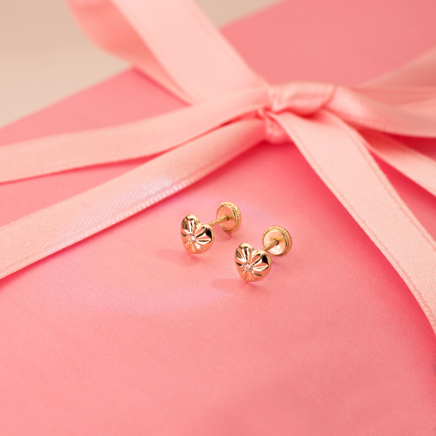 Pendientes Oro Amarillo 18K Corazón y Circonitas 6,5 x 6 mm Cierre Rosca