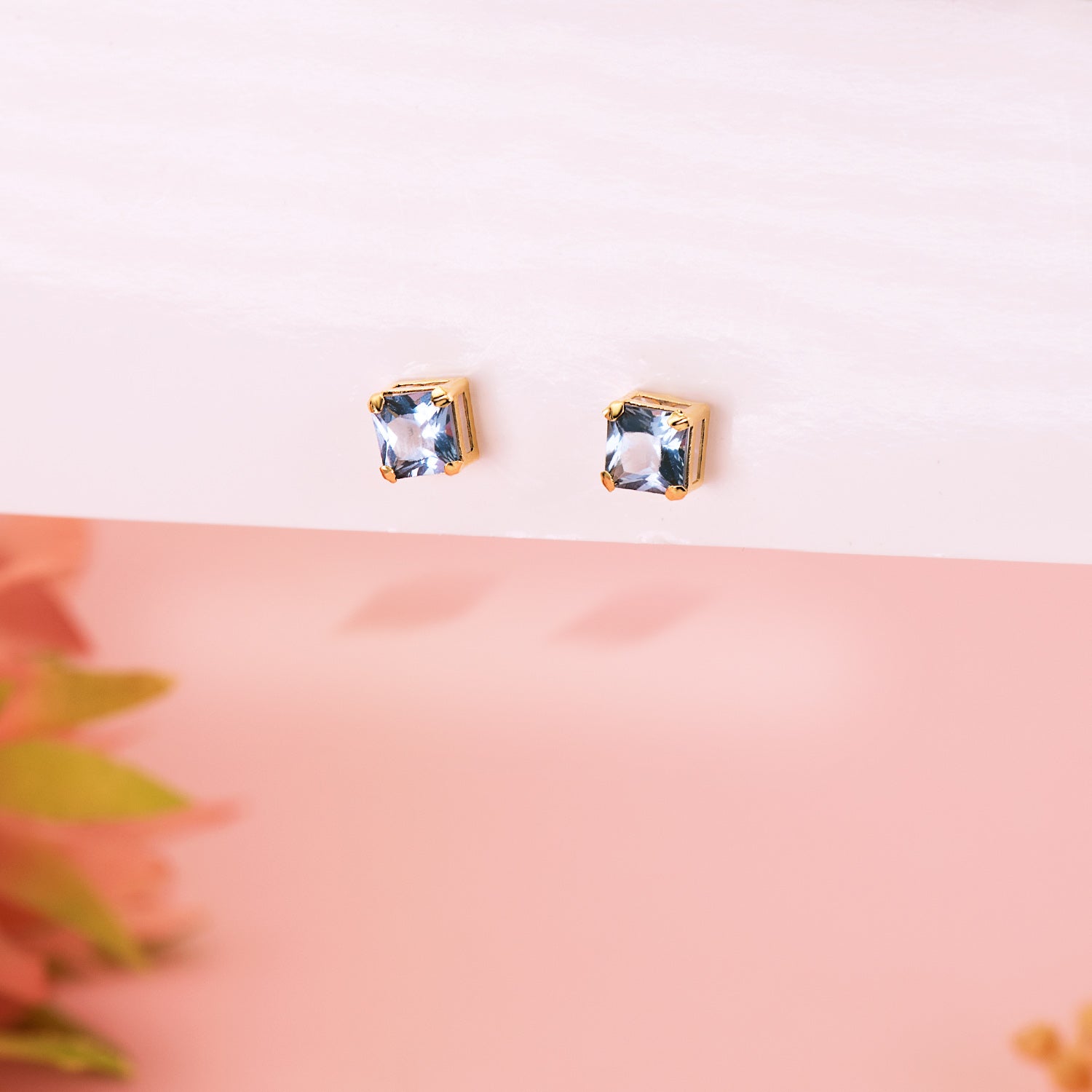 18K Boucles d'oreilles Or Jaune Pierre Couleur Aigue-marine 5,5 X 5,5 Mm. Fermoir Poussettes