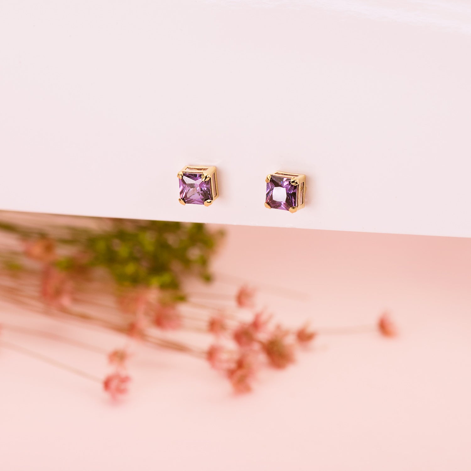 18K Boucles d'oreilles Or Jaune Carrés Pierre Couleur Améthyste 5,5X5,5. Fermoir Poussettes Papillon