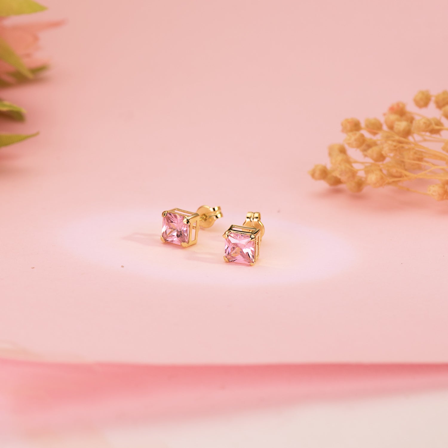 18K gul guld firkantede stenøreringe Pink farve 5,5 x 5,5 mm Butterfly Push lås