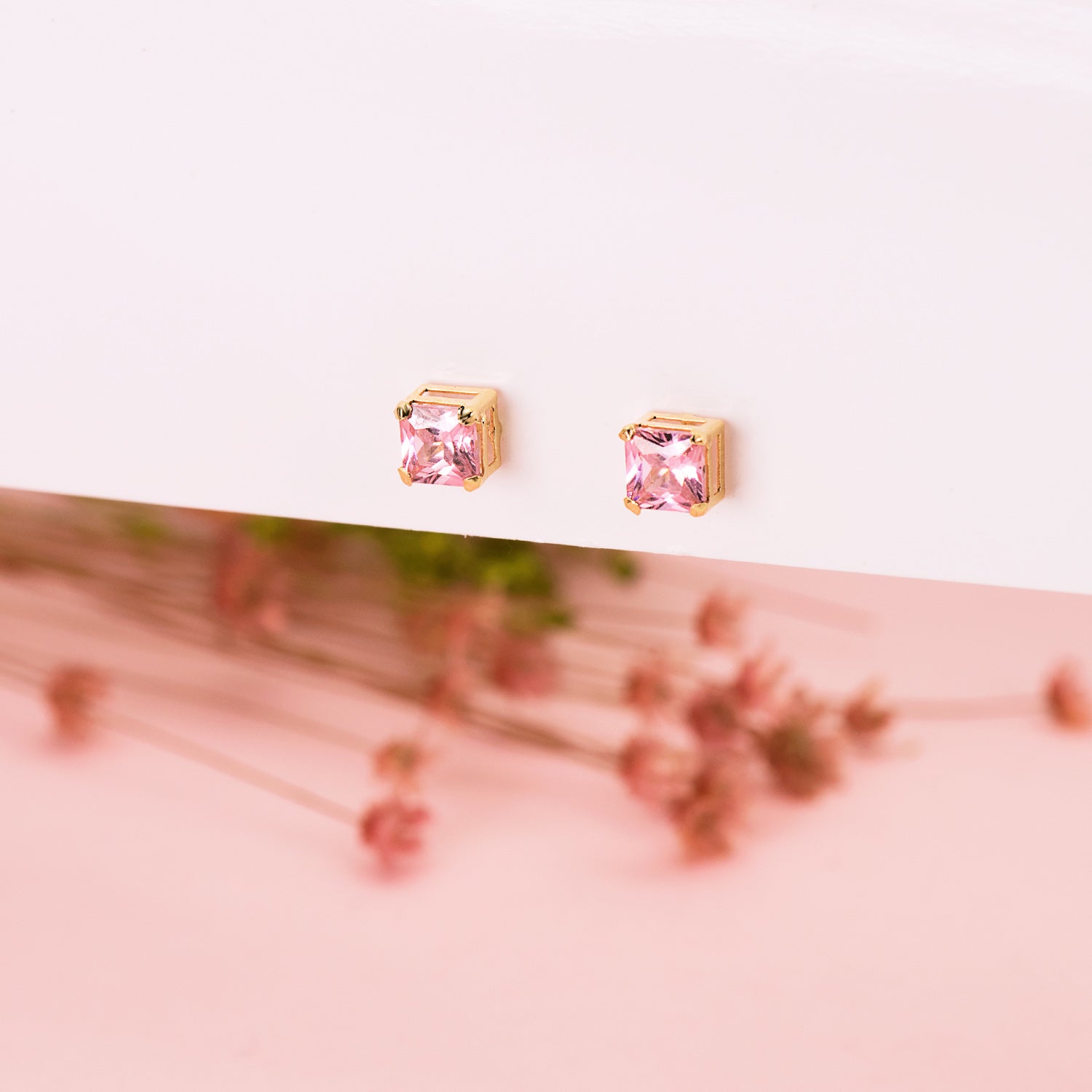 18K gul guld firkantede stenøreringe Pink farve 5,5 x 5,5 mm Butterfly Push lås