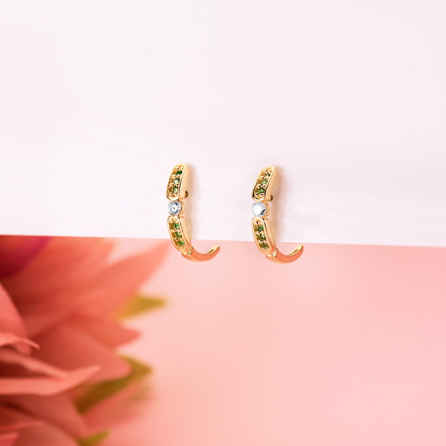 18K Boucles d'oreilles Or Jaune Demi-créole avec Zircons Verts 16 X 3 mm Fermoir Poussettes