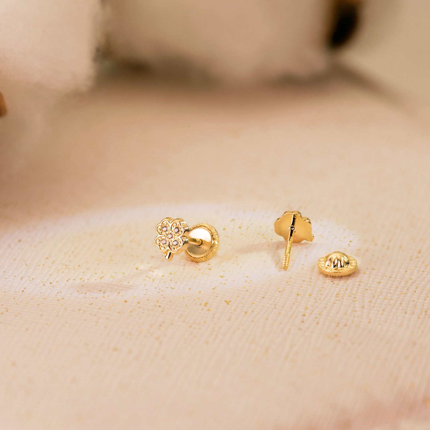 18K Boucles d'oreilles Or Jaune Trefle avec Zircons 5,5 X 4,5 mm Fermoir à Vis