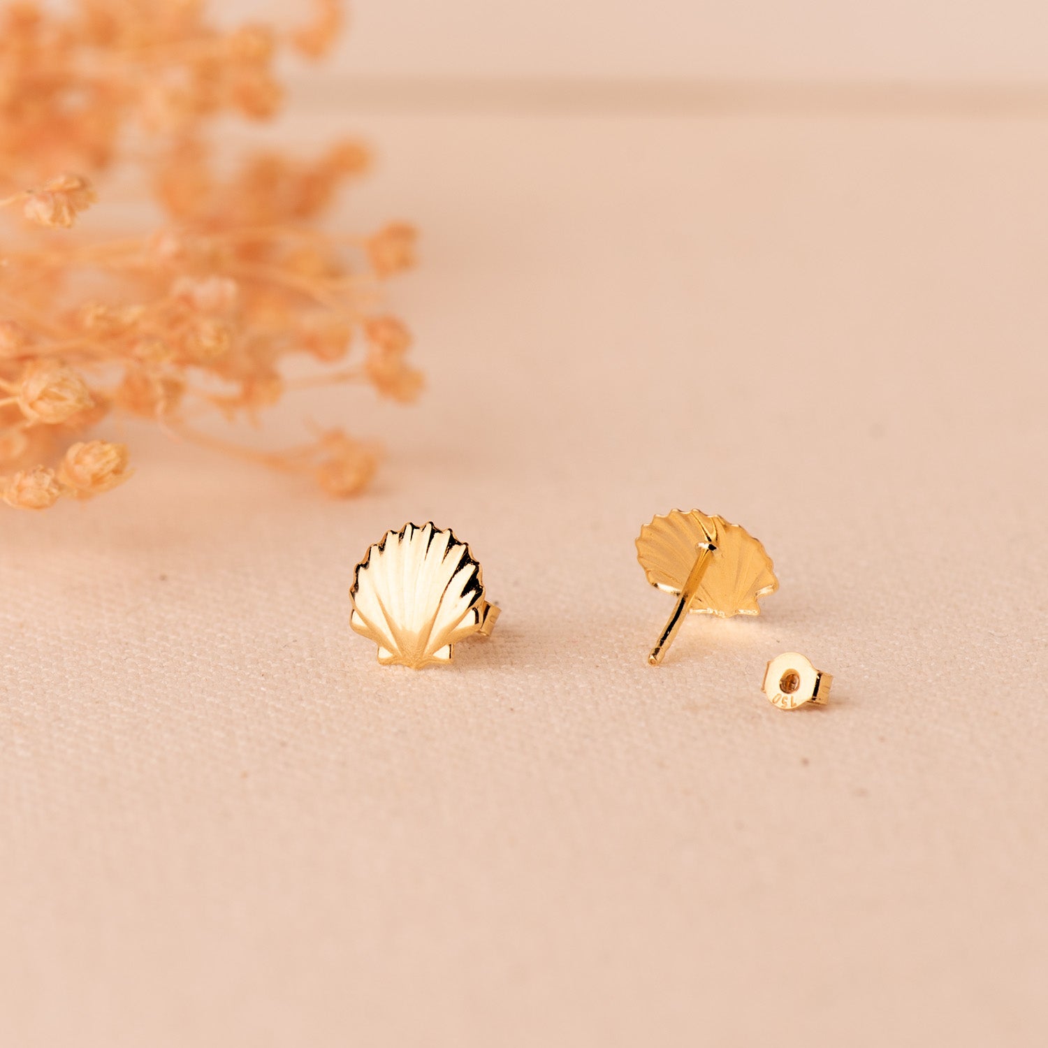 9K Yellow Gold Earrings with Shiny Shell 8 x 8 mm Snap Closure