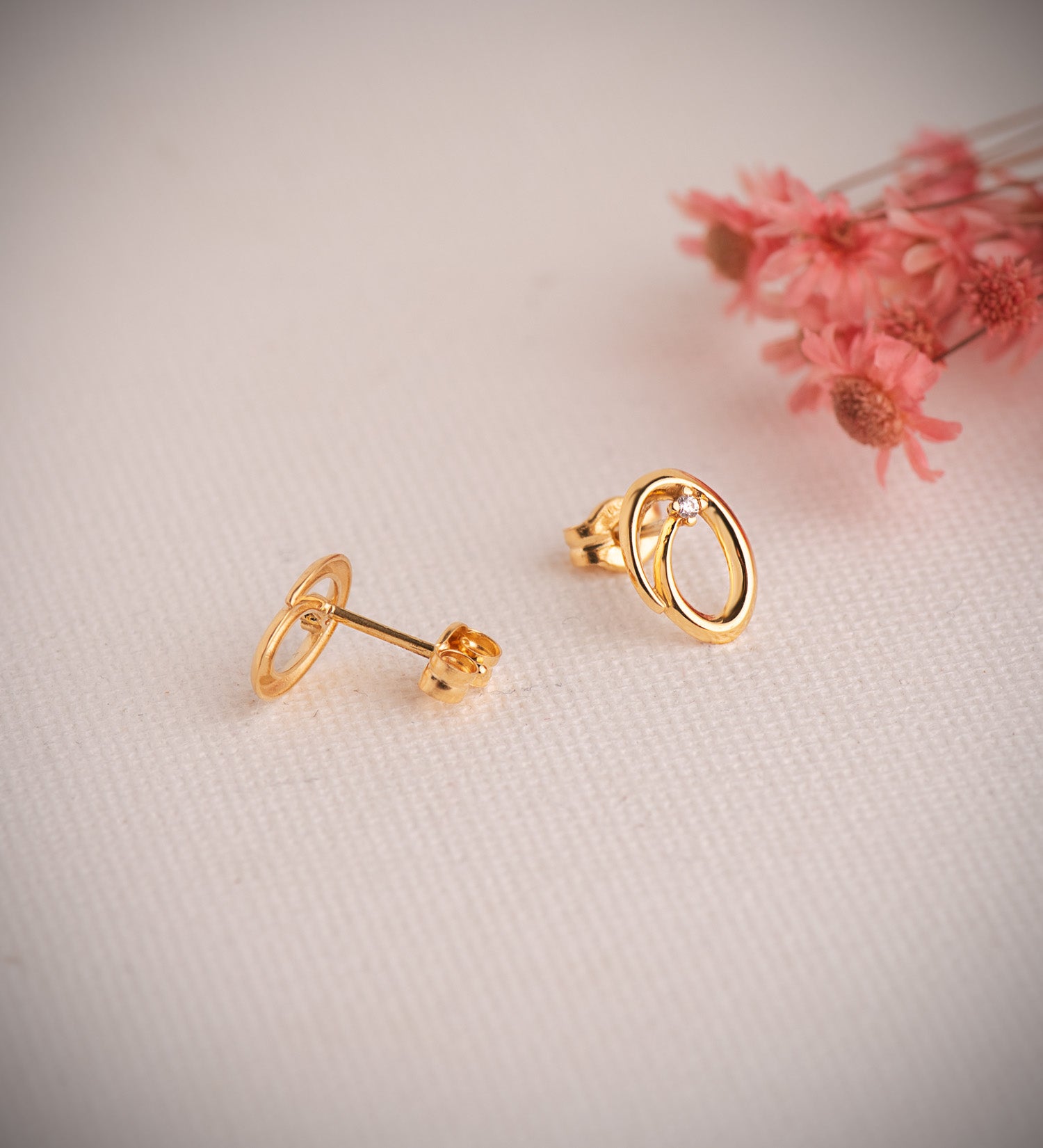 Orecchini ovali in oro giallo 18 carati con zirconi Dimensioni: 9X7 mm Chiusura a farfalla
