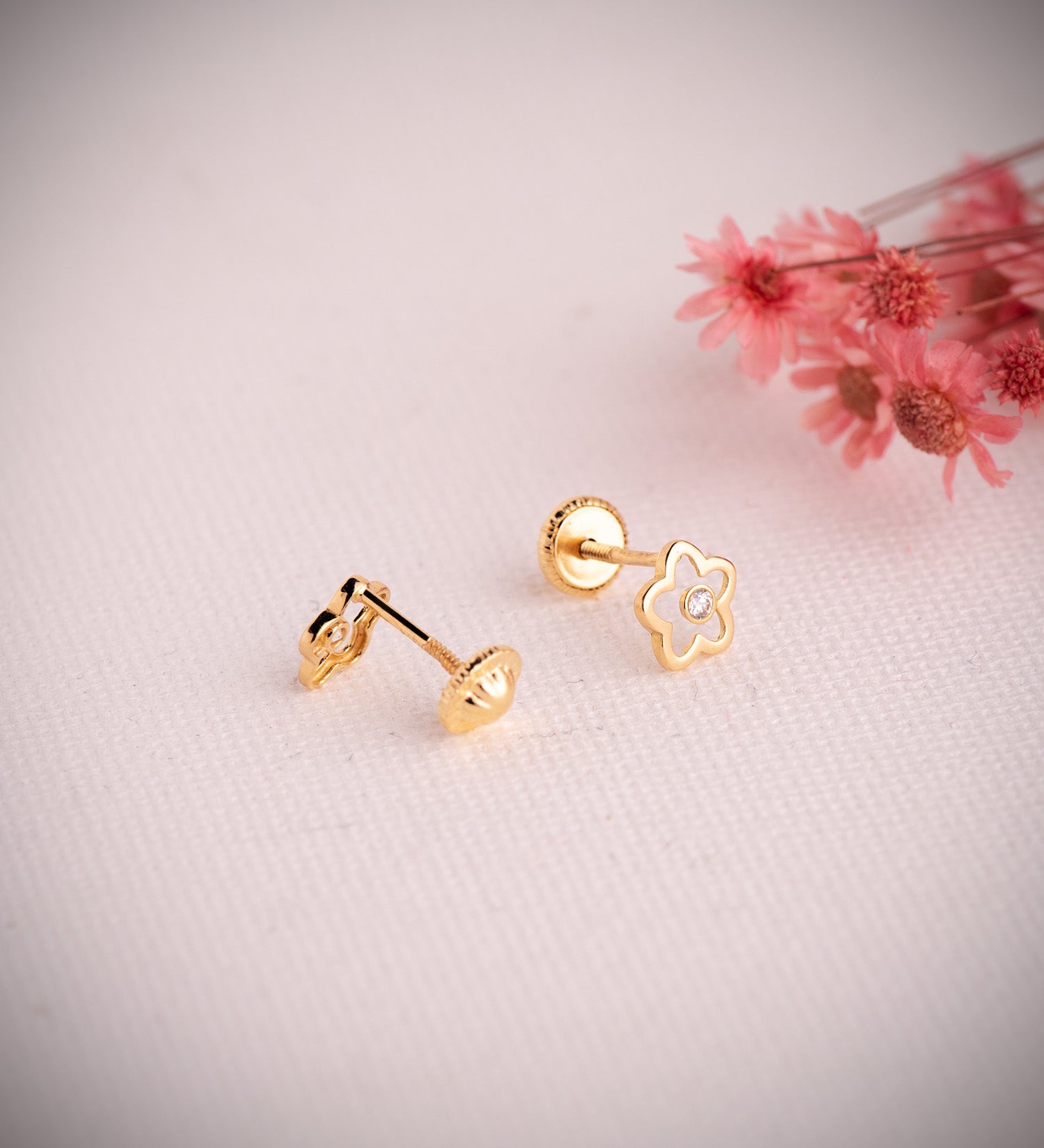 Boucles d'oreilles Or Jaune 18 Carats Fleur Ajourée avec Zircon Taille : 6 X 6 mm Fermoir a Vis