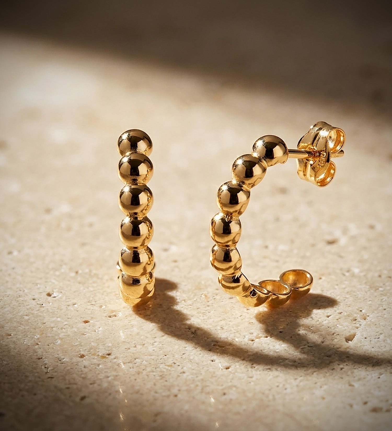 Boucles d'oreilles en Or Jaune 18K Créoles Demi Ouvertes avec Boules Brillantes Mesure: 15X3 mm Fermeture à Pression