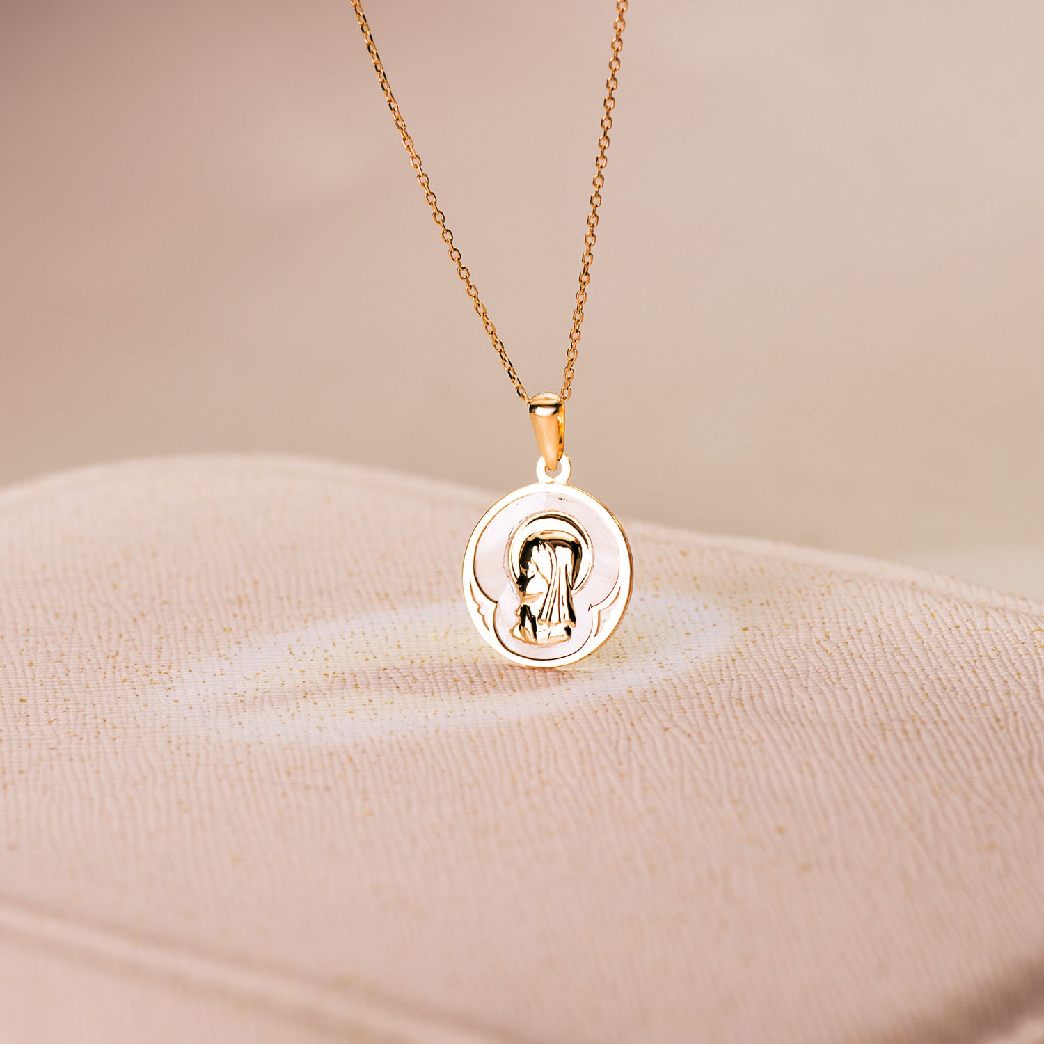 18K Médaille Or Jaune Ronde avec Nacre Vierge. 15 mm