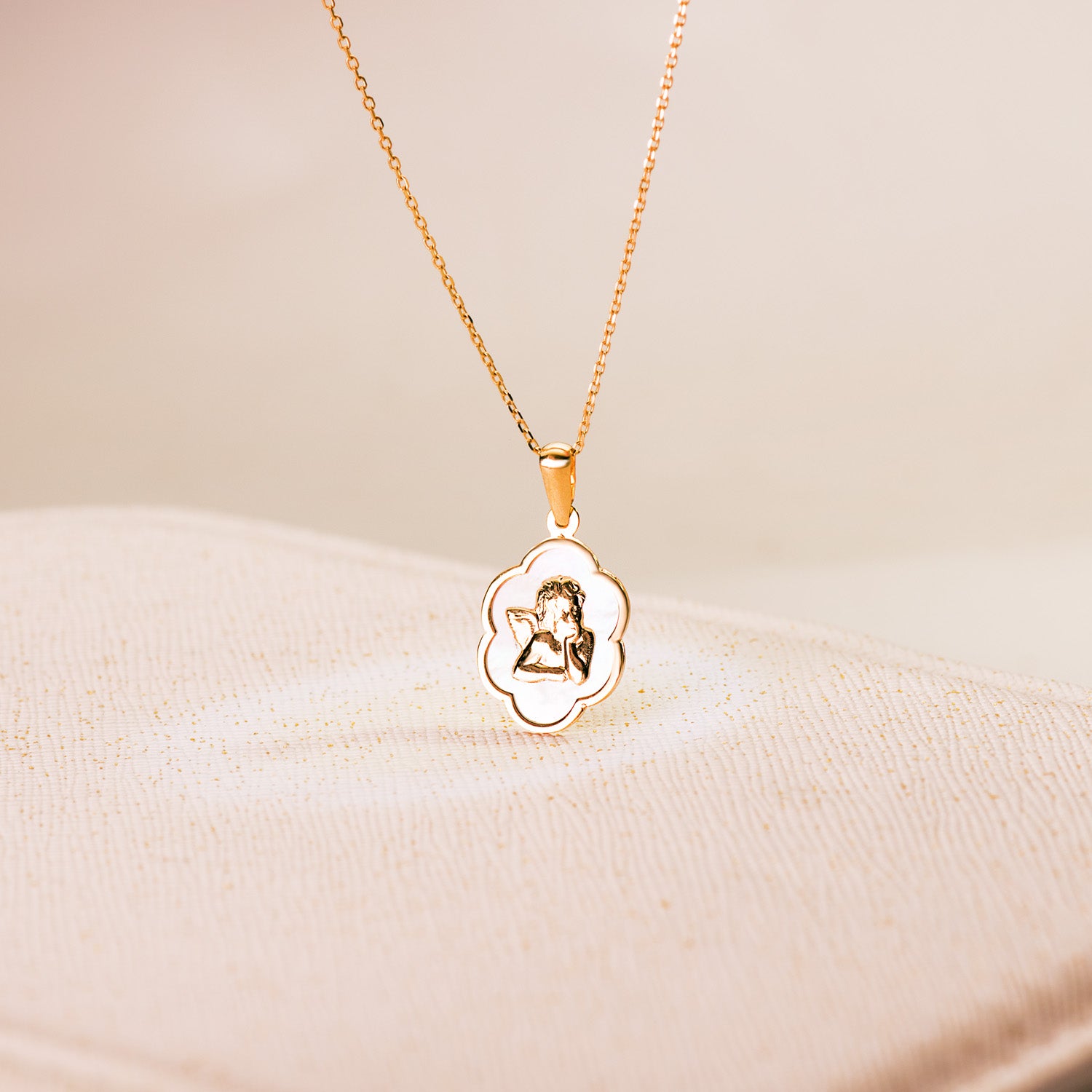 Pendentif Nuage en Or Jaune 18K avec Ange Burlon et Collier Blanc 15 X 12 mm