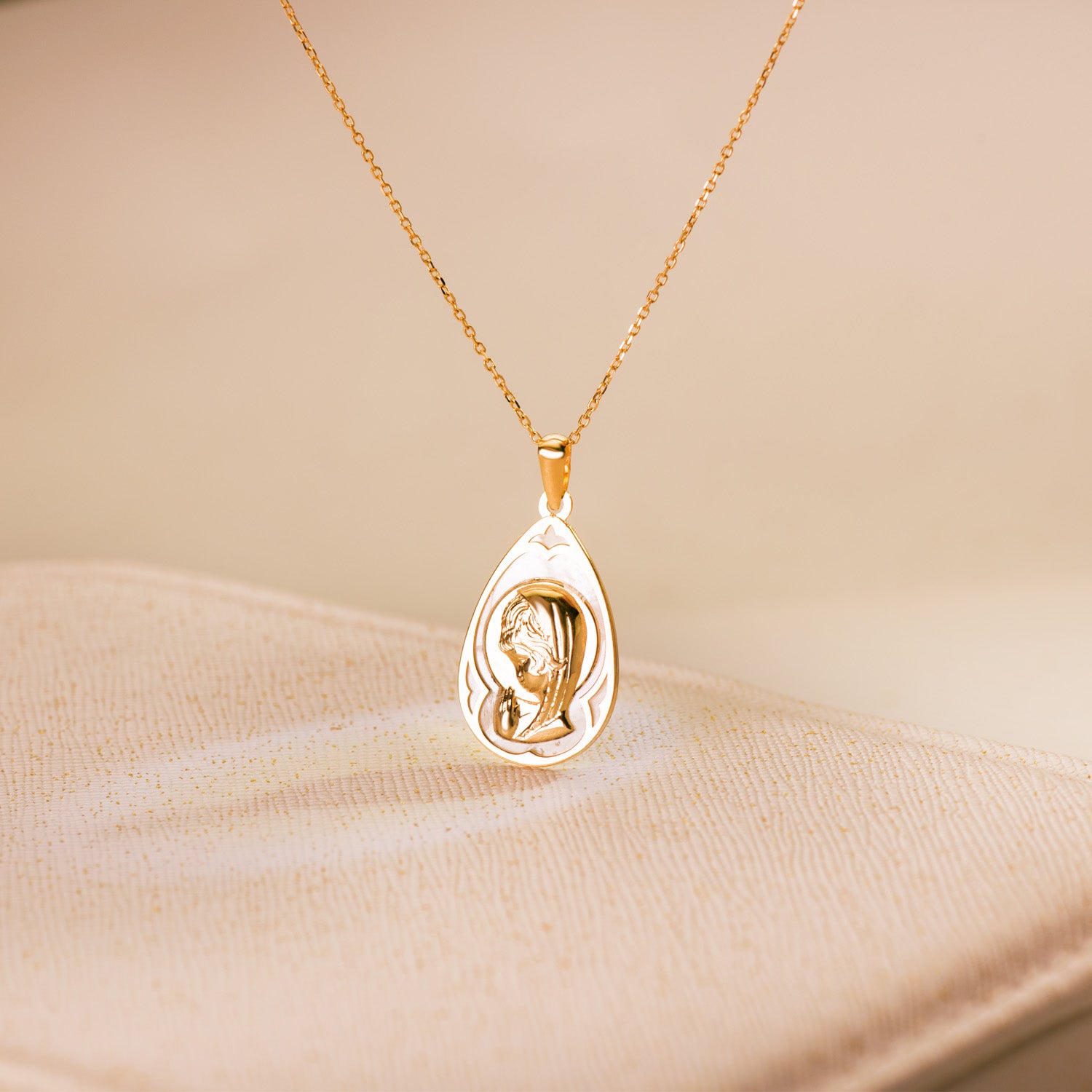 18K Guld Medalj Drop Virgin Pärlemor 19 X 12 mm