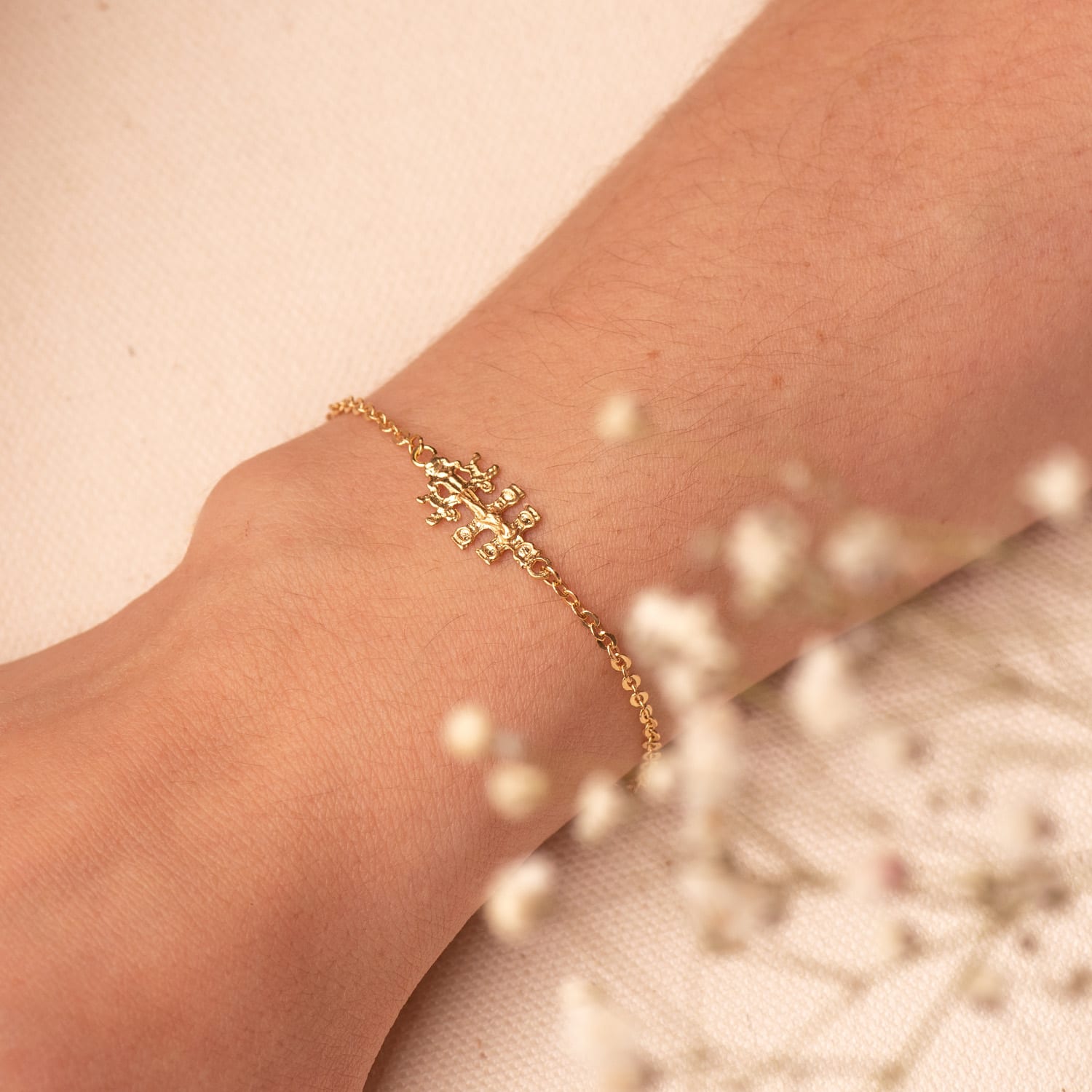 Bracelet Or Jaune 18K avec Croix 19X9 mm Longueur : 18 3 Cm