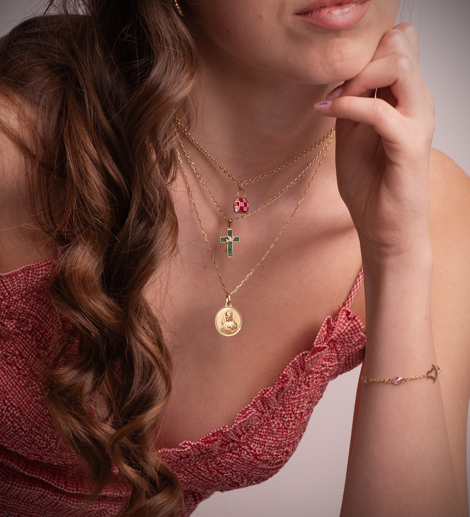 Pendentif en Or Jaune 18K avec Émail Rouge et Rose Taille : 15 X 12,5 mm