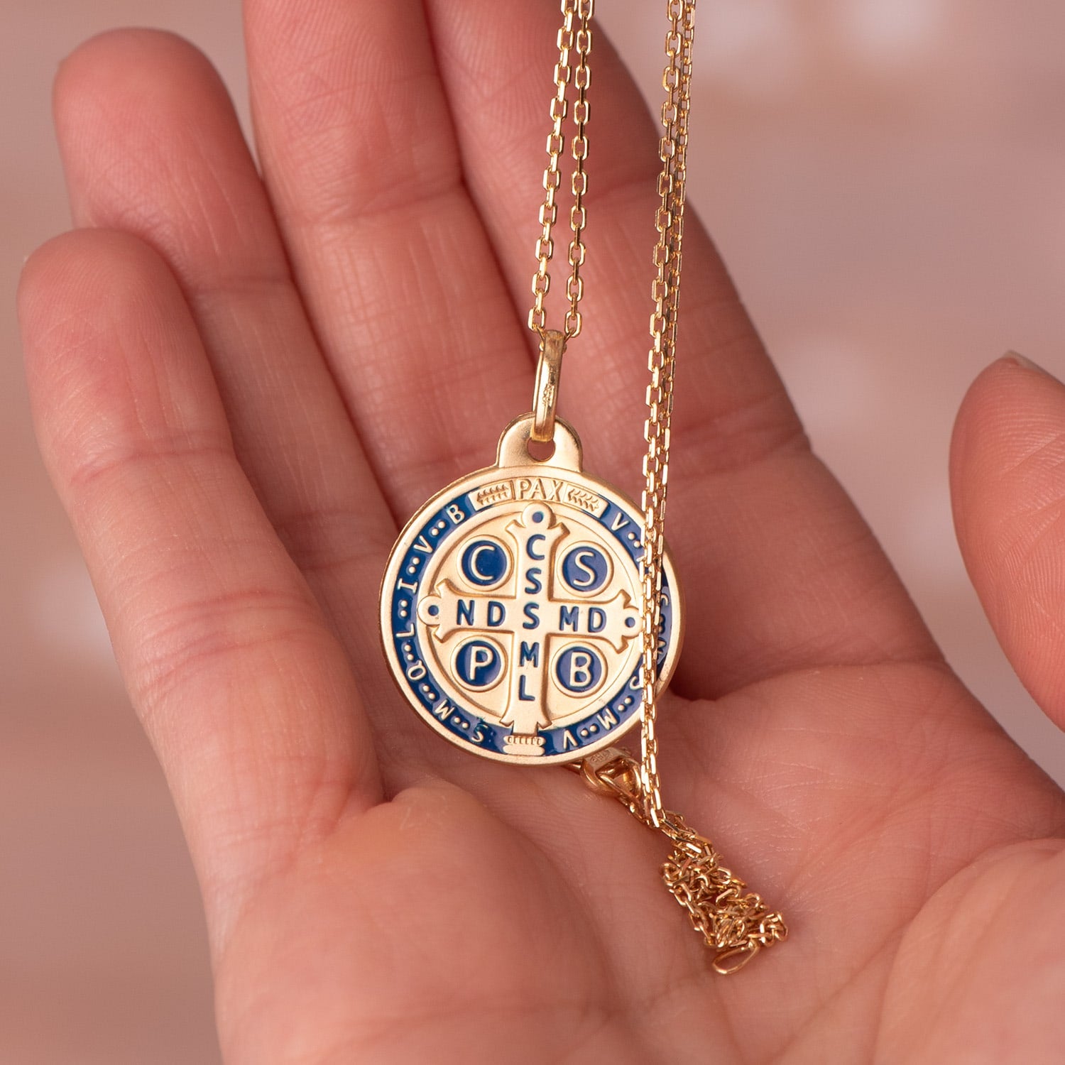 Scapulaire en Or Jaune 18K Saint Bénédictin Moine avec Matage en Émail Bleu Largeur : 20 mm