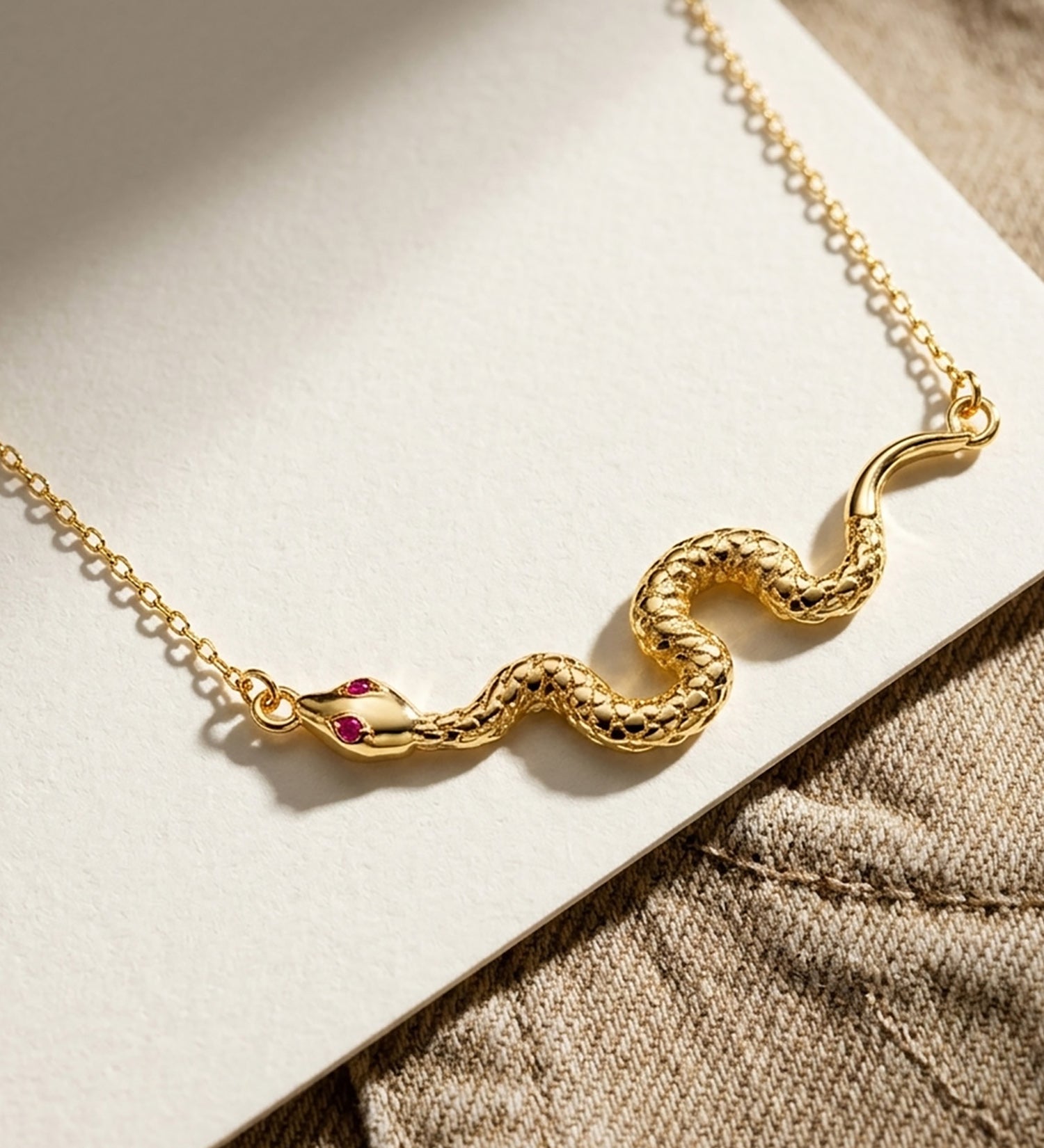 Pendentif en Or Jaune 18K Yeux de Serpent Zirconia Rouge 40X9 mm Chaîne Forcée : 45-5 Cm