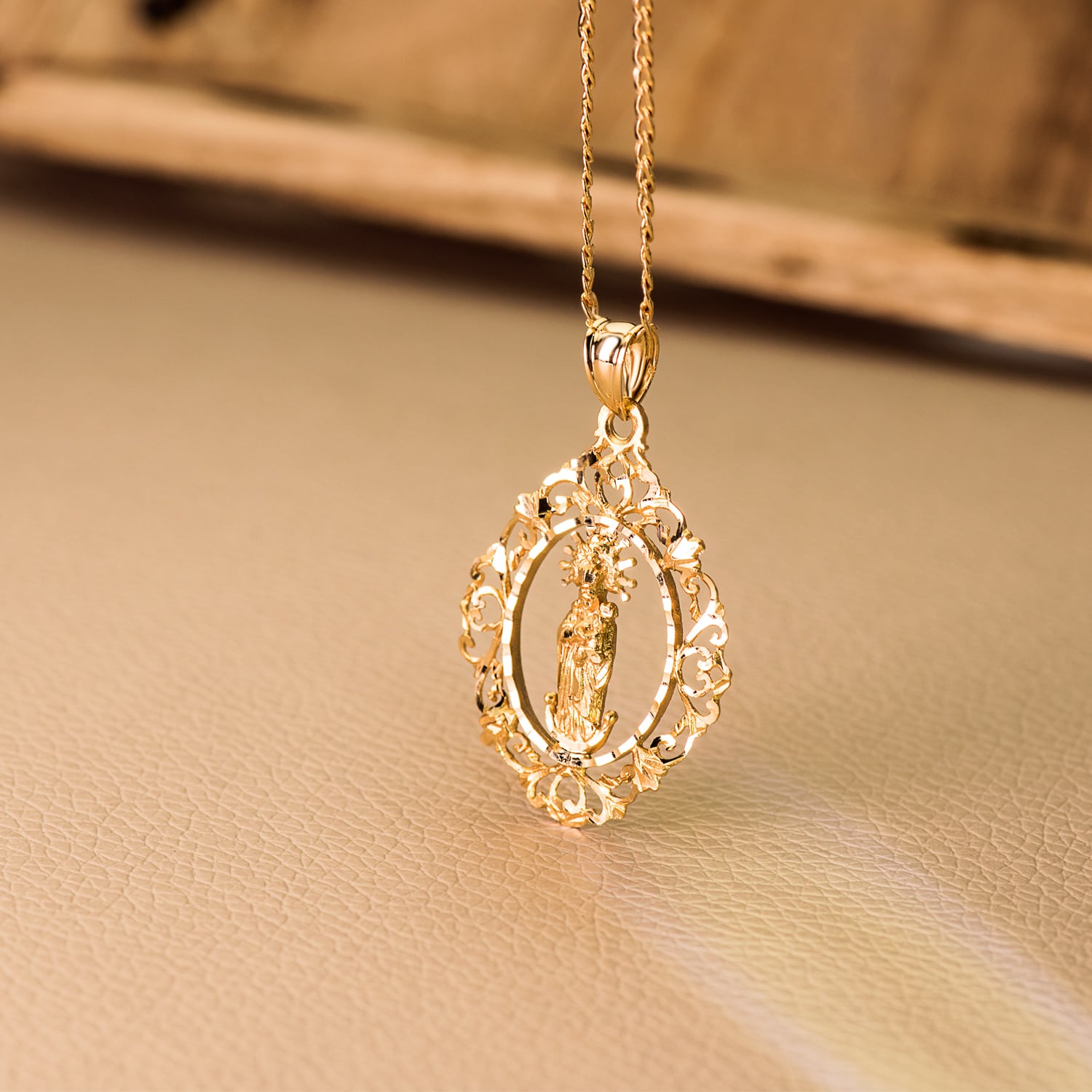 Medaile 18K Virgin Almudena 37X27 mm