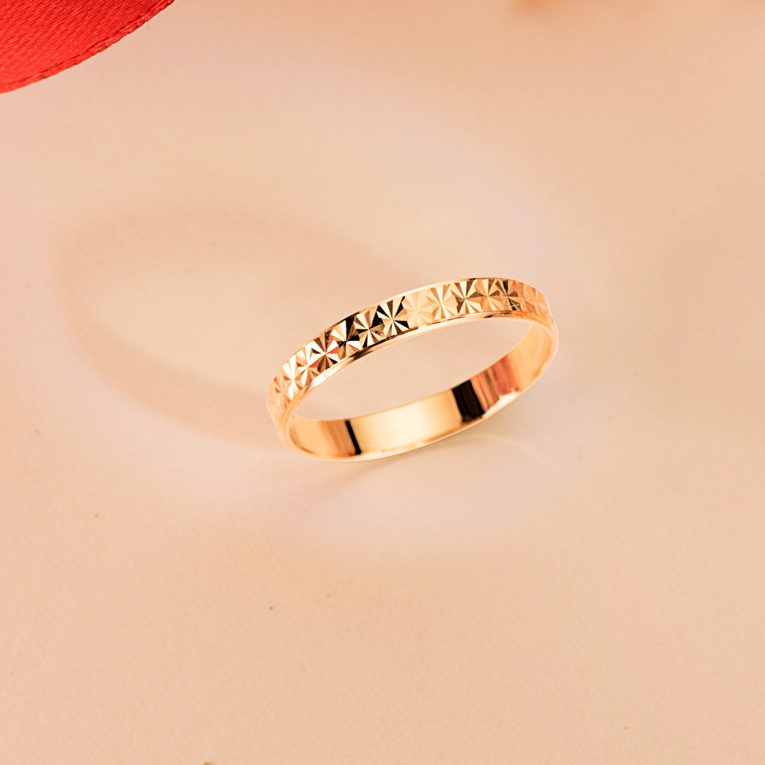 Diamentowa obrączka ślubna z 18-karatowego żółtego złota. Szerokość: 3 mm
