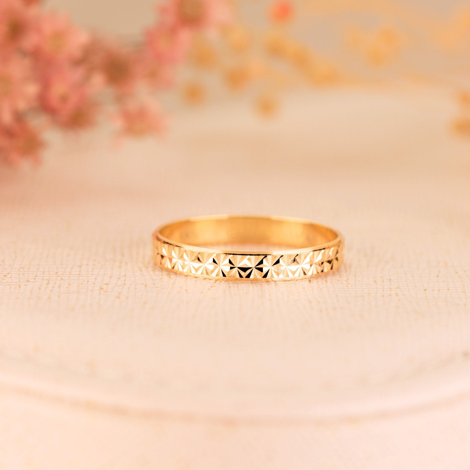 Diamentowa obrączka ślubna z 18-karatowego żółtego złota. Szerokość: 3 mm