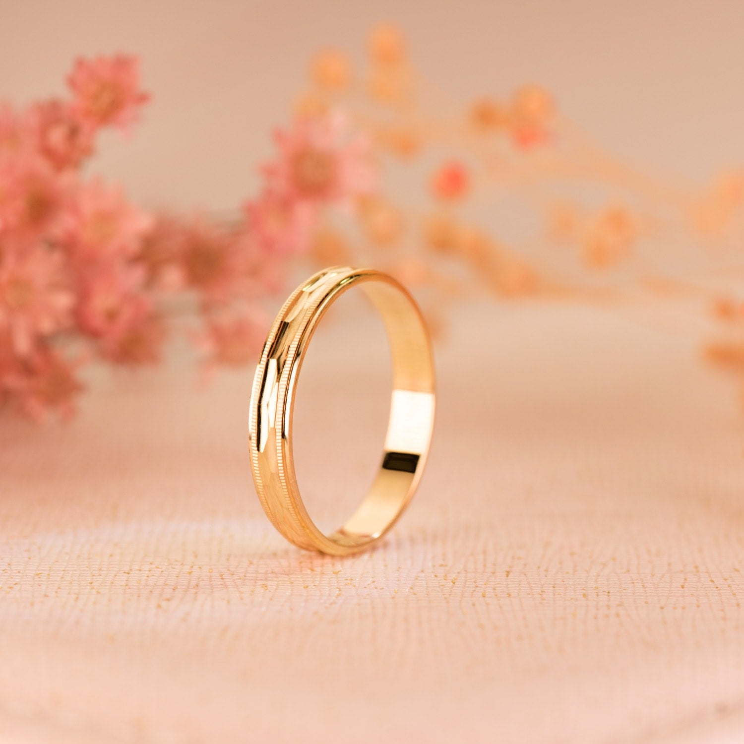 Obrączka z 18-karatowego żółtego złota z diamentami i prążkowanymi krawędziami Szerokość: 3 mm Obrączka z 18-karatowego żółtego złota z diamentami i prążkowanymi krawędziami Szerokość: 3 mm