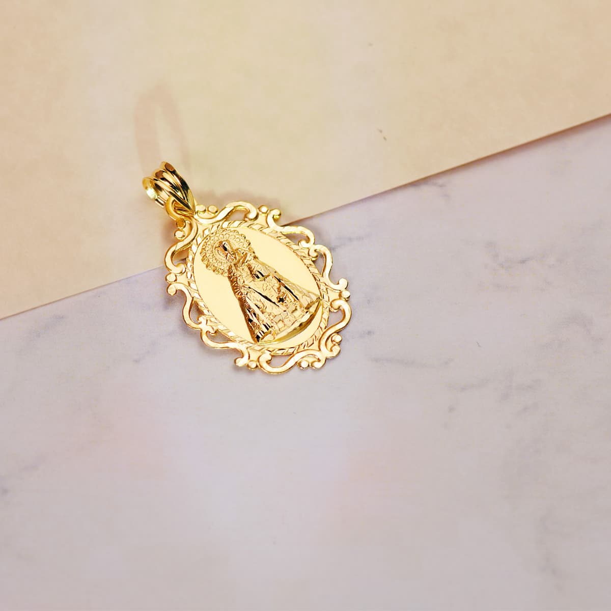 Médaille Or Jaune 18K Vierge de la Clôture Utile 31X21 mm