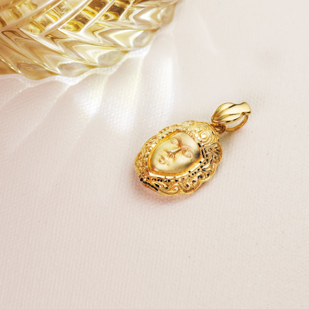 Pingente Virgem do Rocio 18K 26X18 mm