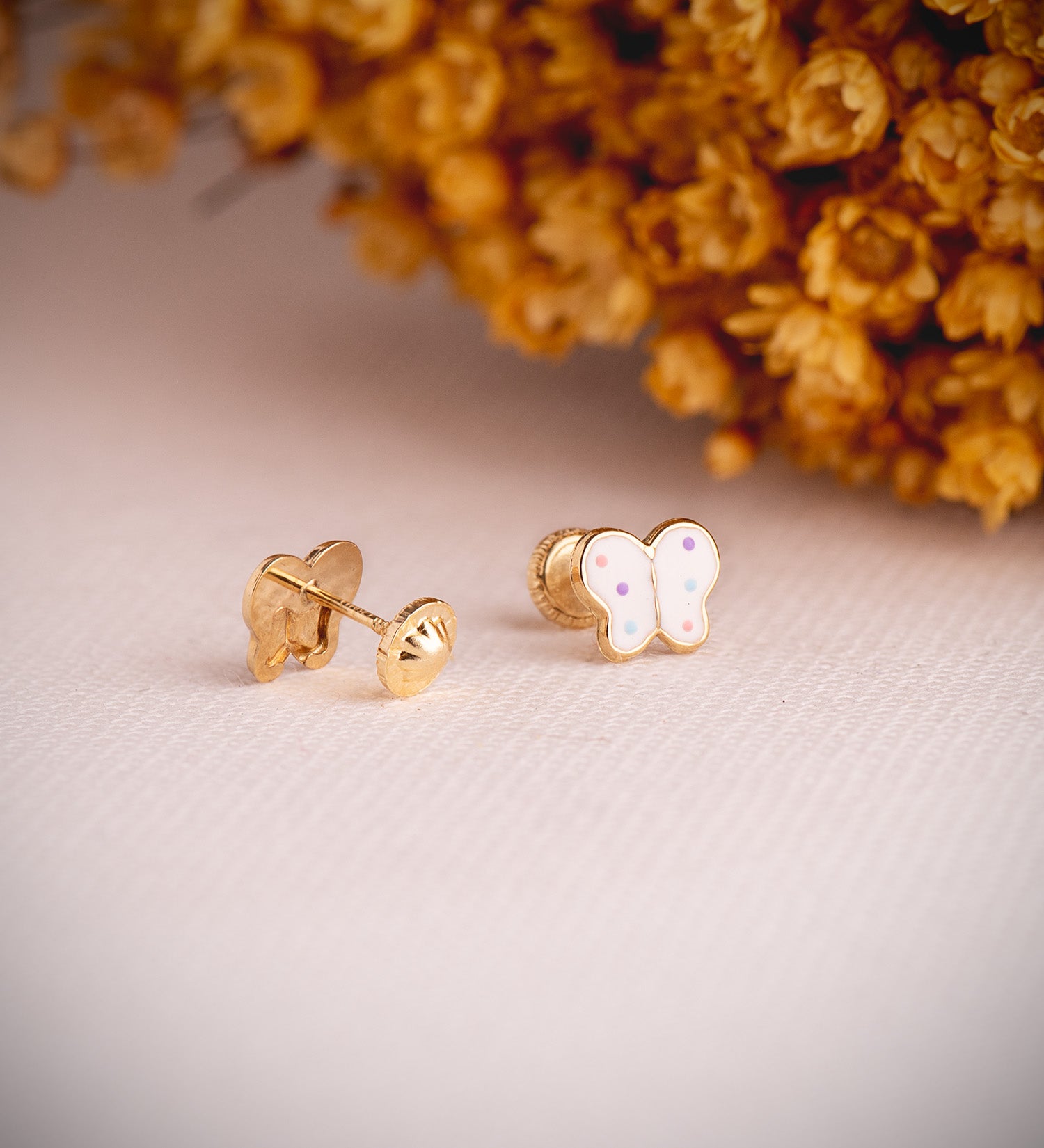 Boucles d'oreilles Or Jaune 18K Papillons Émail Blanc Taille : 8 X 6,5 mm Fermoir a Vis