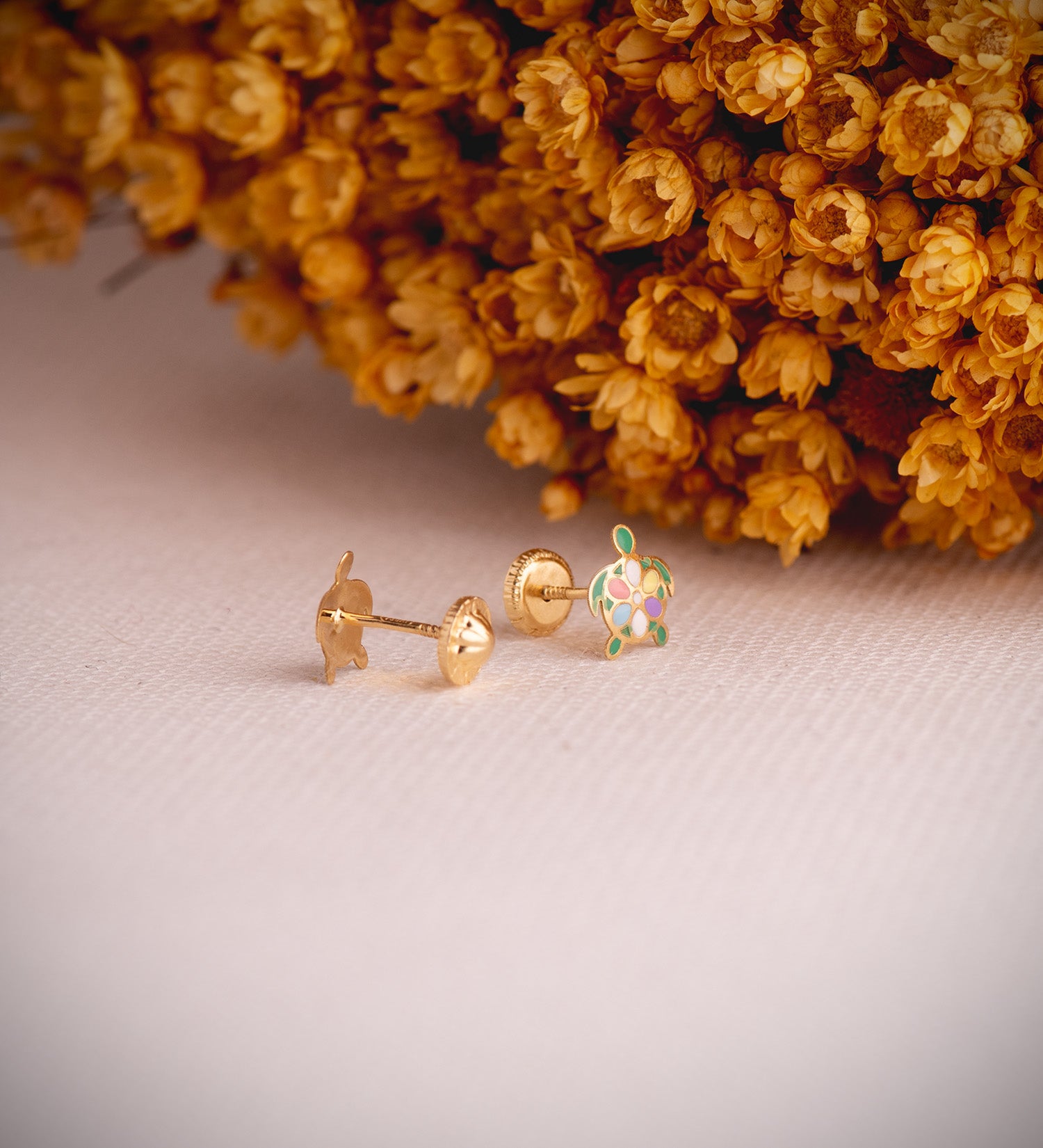 Pendientes Tortuga Esmaltada en Oro Amarillo de 18K Tamaño: 7,5 x 6,5 mm Cierre de Rosca