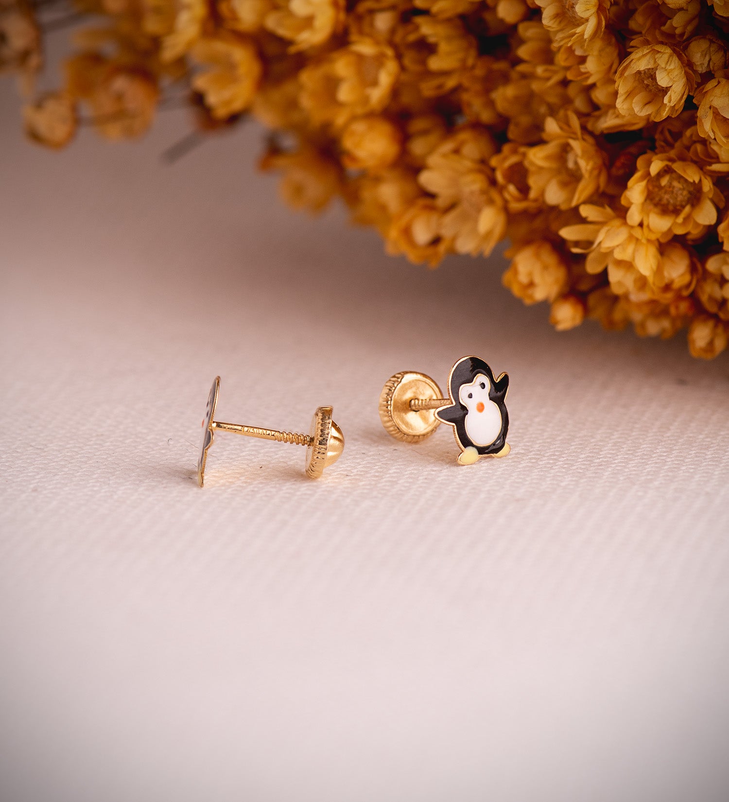 Boucles d'oreilles Pingouin en Or Jaune 18K Émaillé Taille : 8 X 7 mm Fermoir a Vis