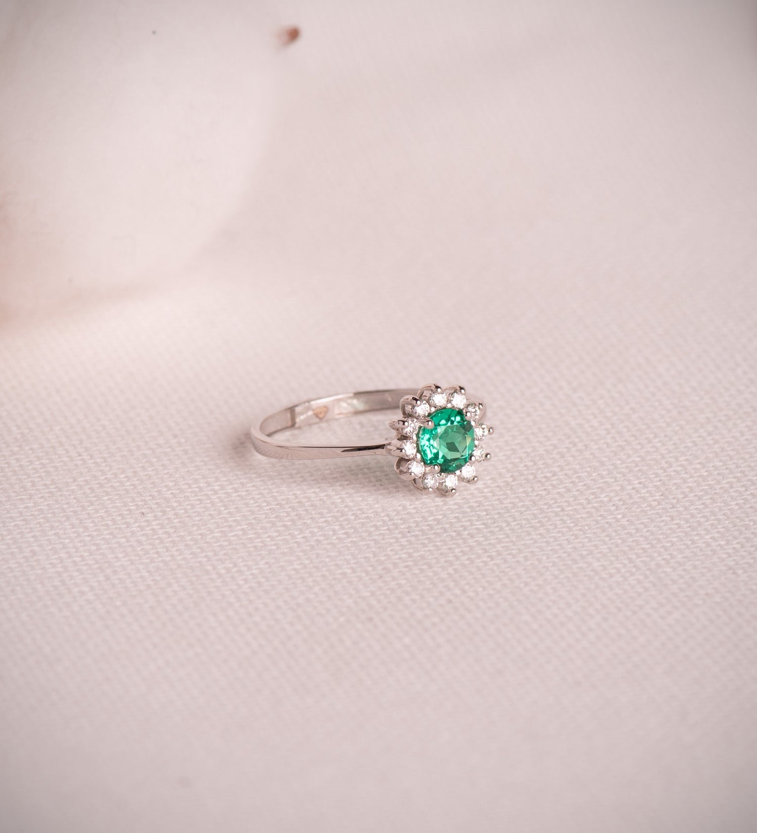 18K vitguld Ring omkristalliserad smaragd 5 mm 0,48 Ct och diamanter 0,17 Ct G - VS2