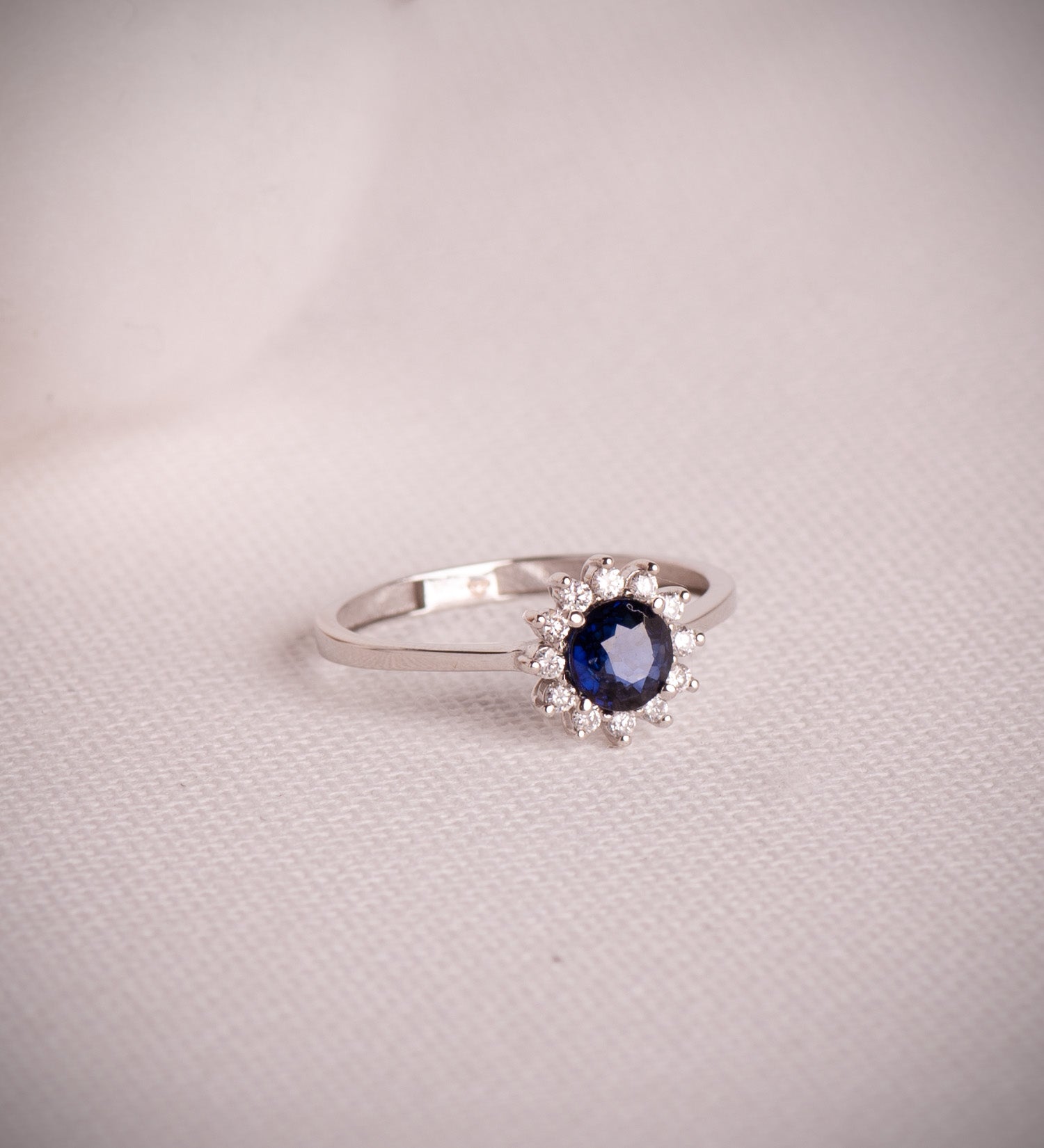 Ring van 18K witgoud met saffierdiffusie 5 mm 0,56 Ct en labdiamanten 0,17 Ct G - VS2