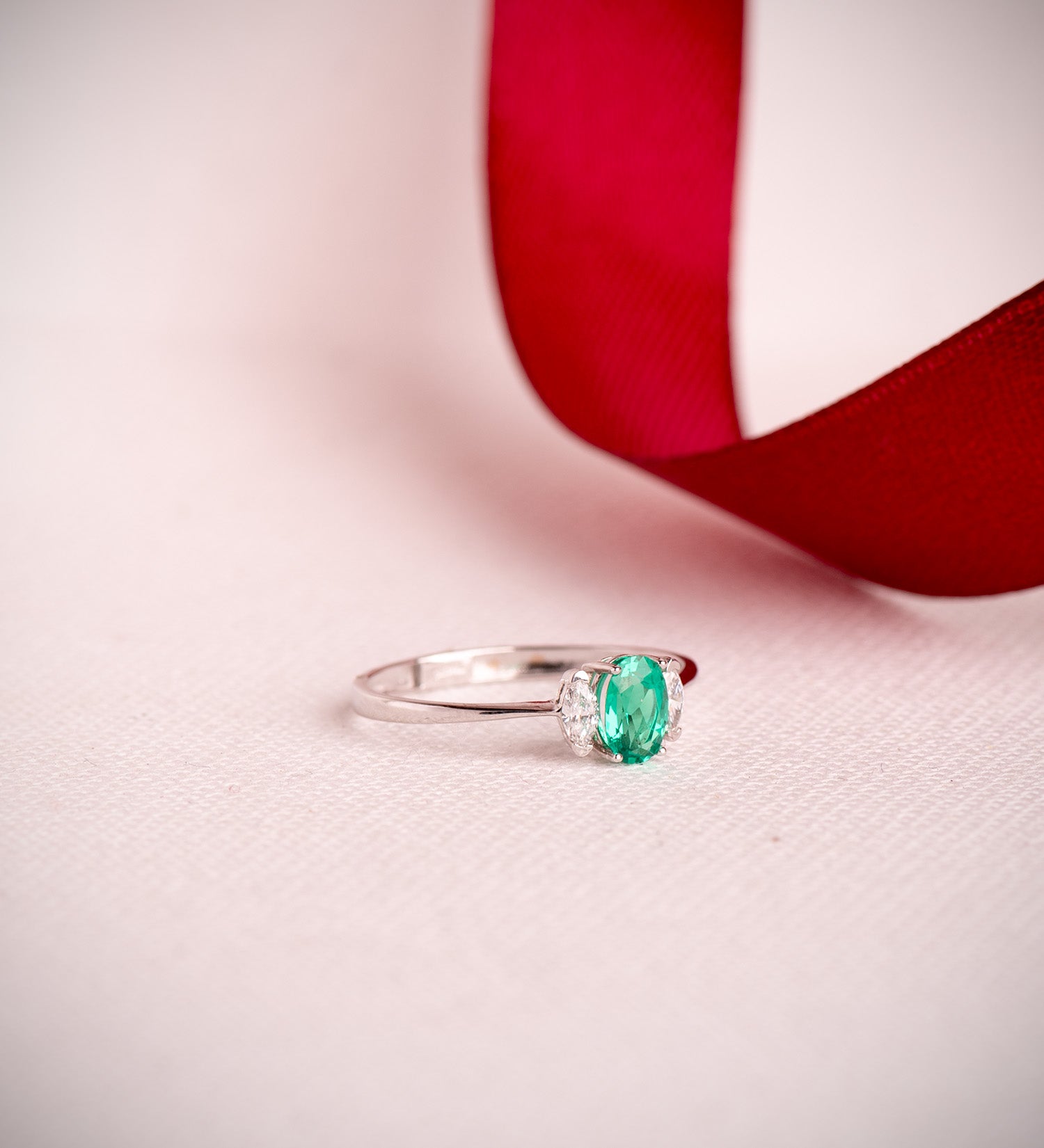 Bague en Or Blanc 18K Émeraude Recristallisée 6X4 mm 0,40 Ct et Diamants de Laboratoire 0,134 Ct VS2 - E
