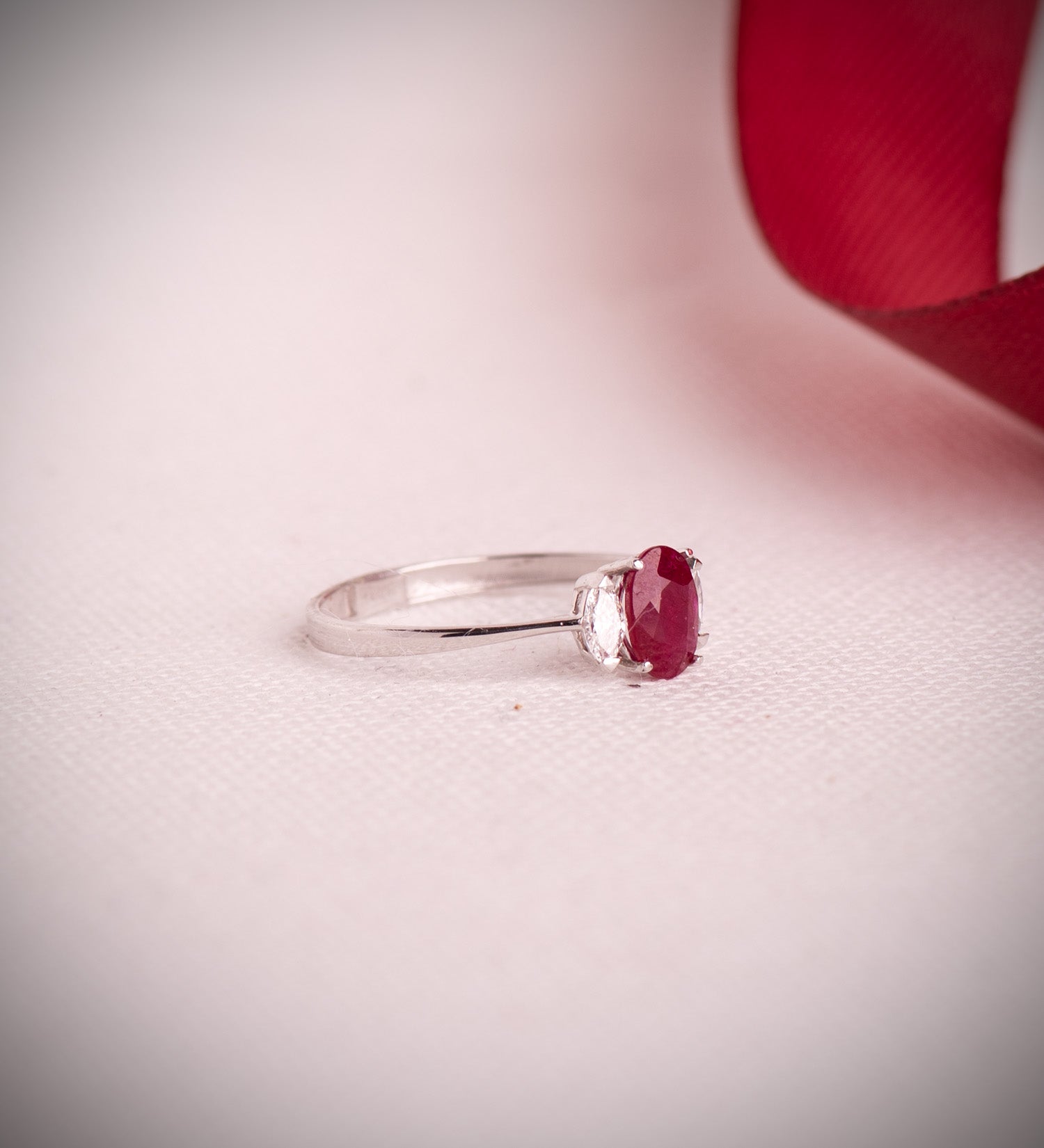 18K hvidguld Ring Fin Ruby 6X4 mm 0,55 Ct og Lab diamanter 0,134 Ct VS2 - E