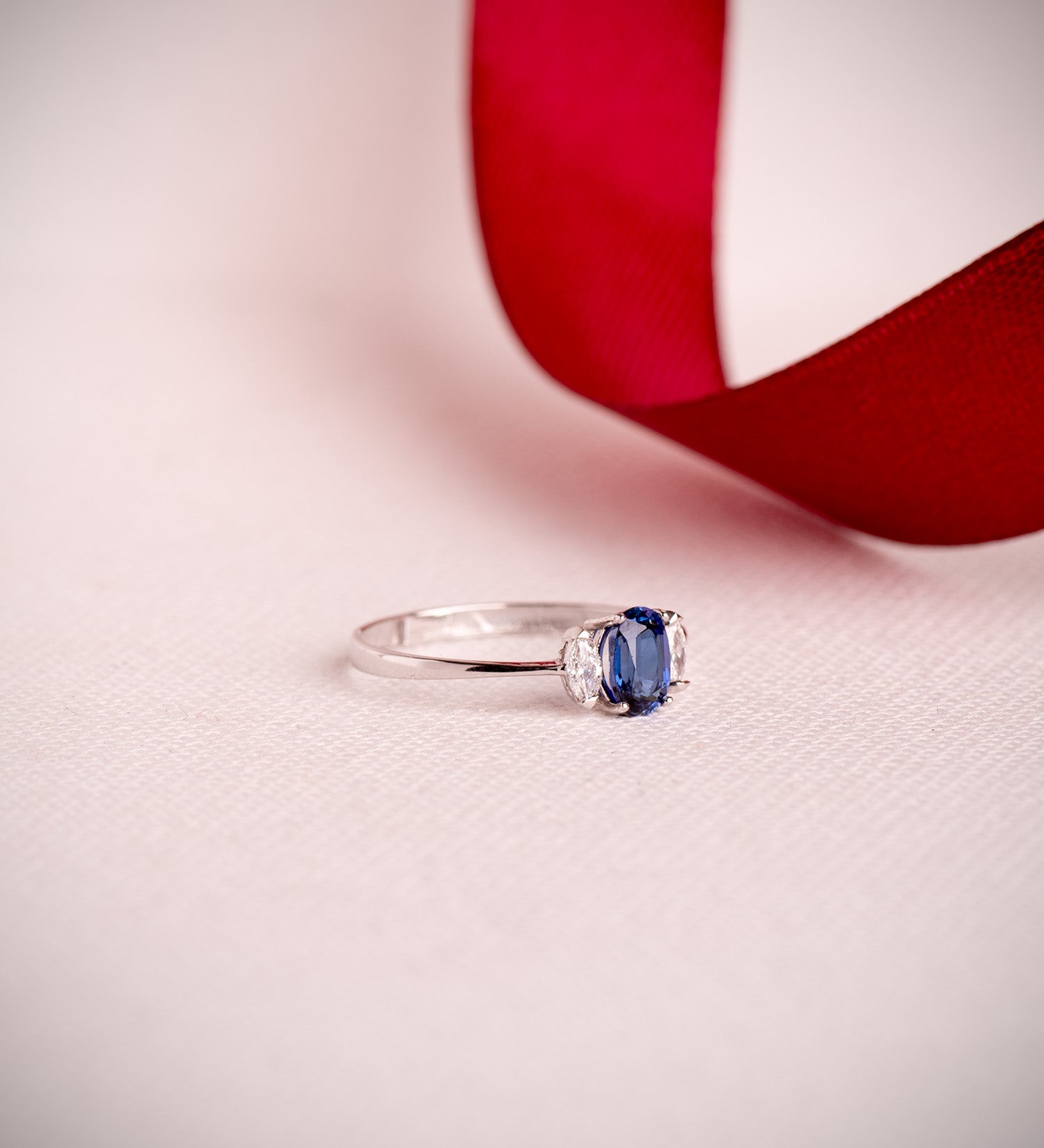 Ring i 18K vitguld Safir Diffusion 6X4 mm 0,64 Ct och labbdiamanter 0,134 Ct E - VS2