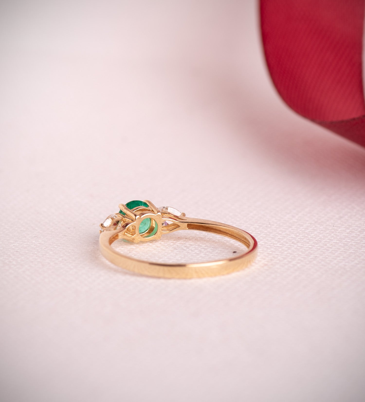 Bague en Or Jaune 18K avec Émeraude Recristallisée de 5 mm 0,48 Ct et Diamants de Laboratoire Taille Poire 0,29 Ct VS2 - E
