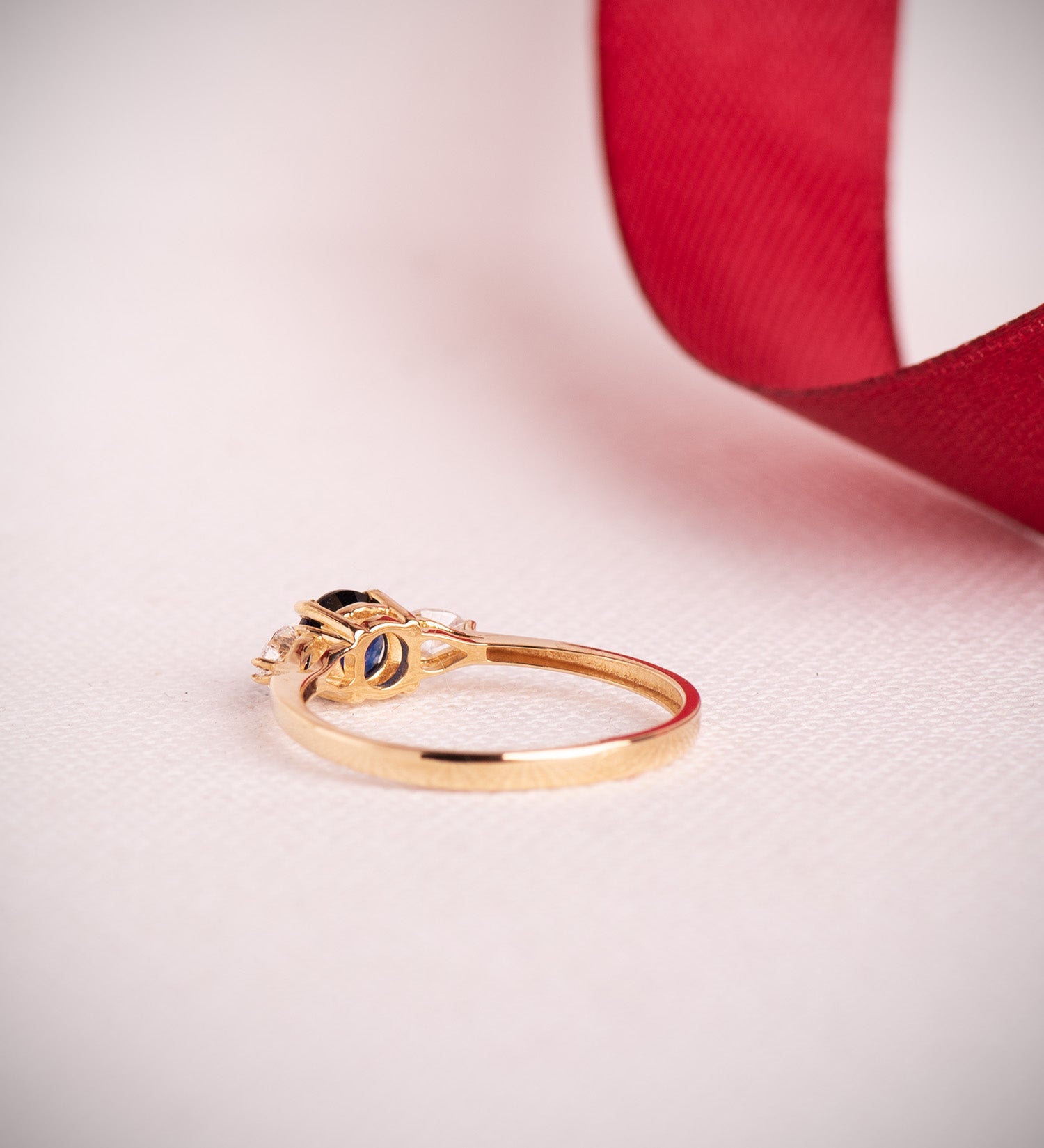 Ring van 18K geel goud 5 mm saffier 0,63 ct en peergeslepen labdiamanten 0,29 ct VS2 - E