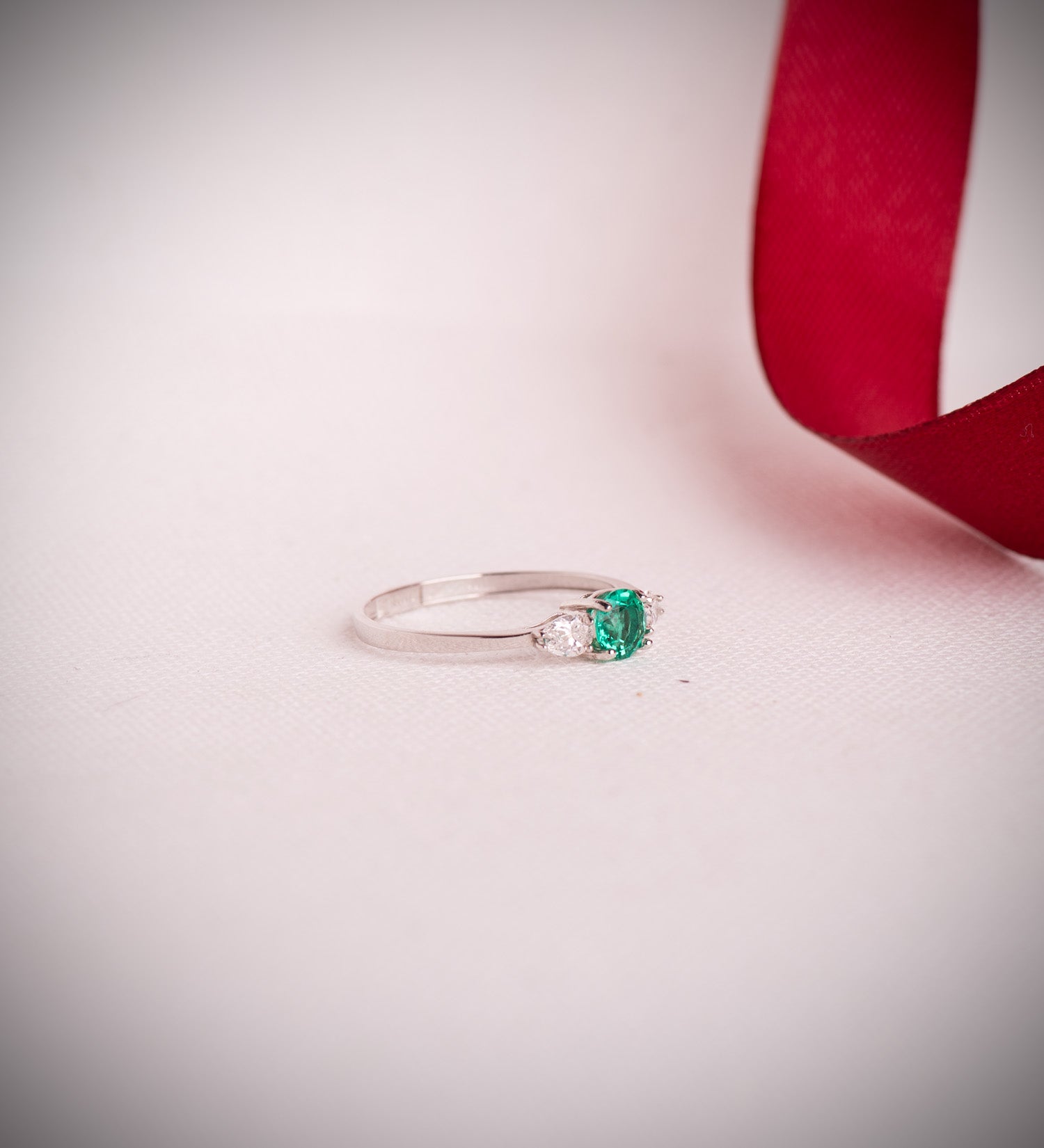 18K witgouden ring met 5 mm herkristalliseerde smaragd 0,48 ct en peergeslepen labdiamanten 0,29 ct VS2 - E
