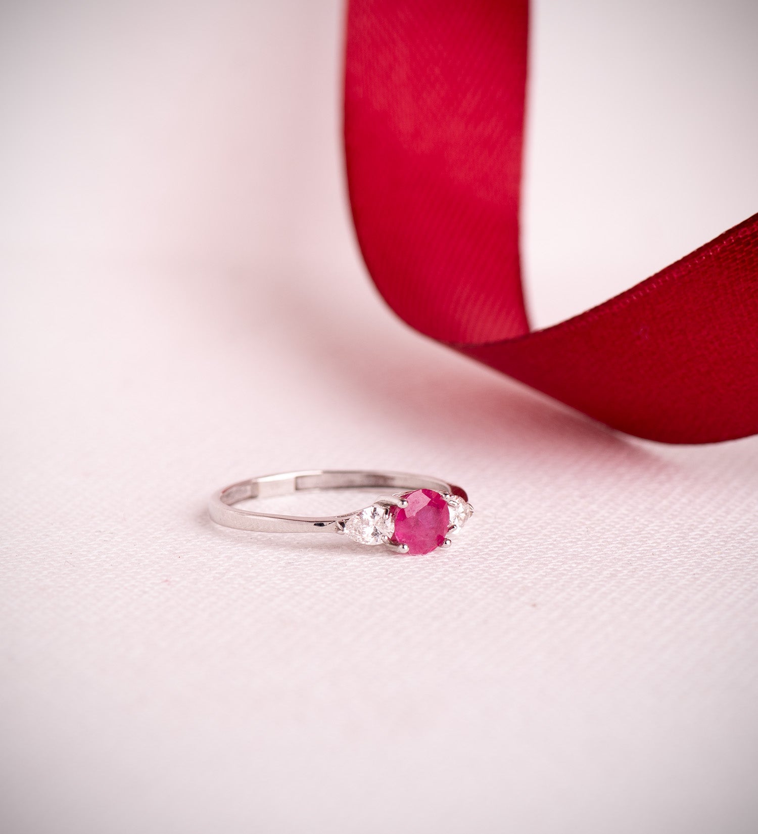 Bague en Or Blanc 18K Rubis Naturel 5 mm 0,65 Ct et Diamants de Laboratoire Taille Poire 0,29 Ct VS2 - E