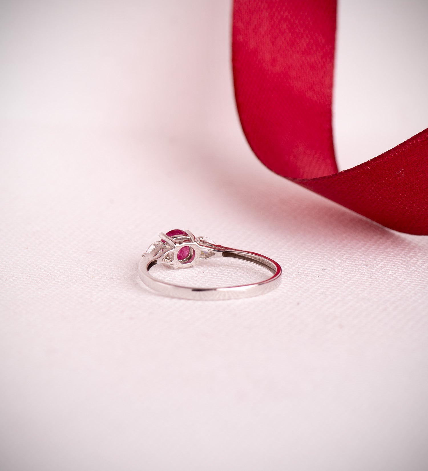 Bague en Or Blanc 18K Rubis Naturel 5 mm 0,65 Ct et Diamants de Laboratoire Taille Poire 0,29 Ct VS2 - E