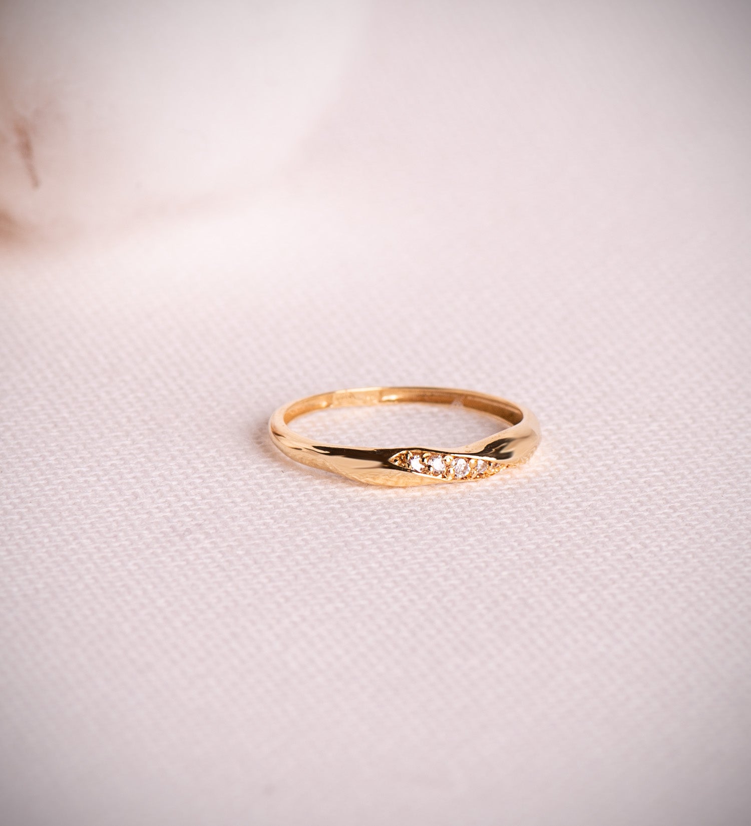 Anillo de oro amarillo de 18 quilates rodiado con diamantes E de 0,05 ct - VS2 Ancho: 2,5 mm
