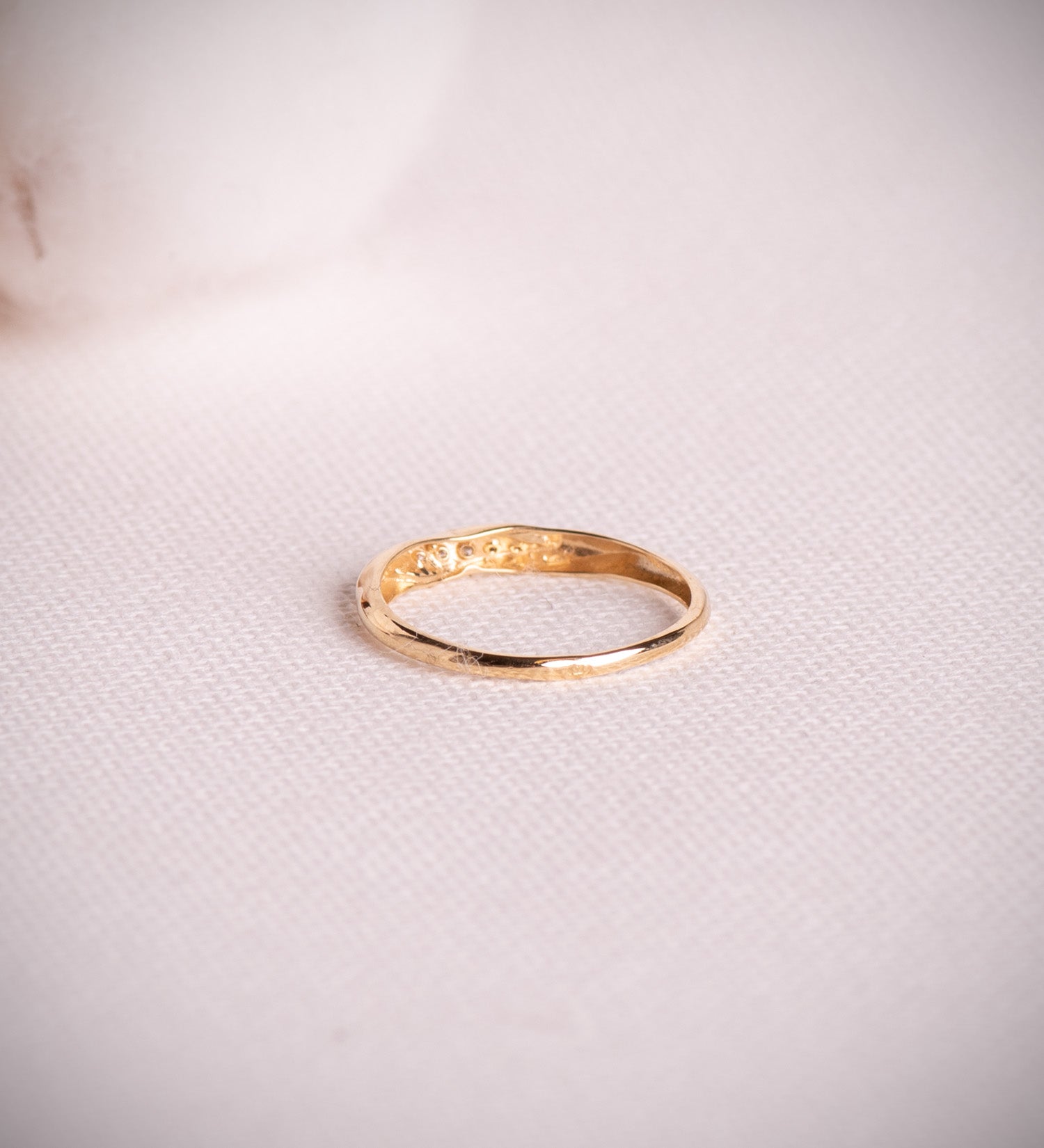 Anillo de oro amarillo de 18 quilates rodiado con diamantes E de 0,05 ct - VS2 Ancho: 2,5 mm