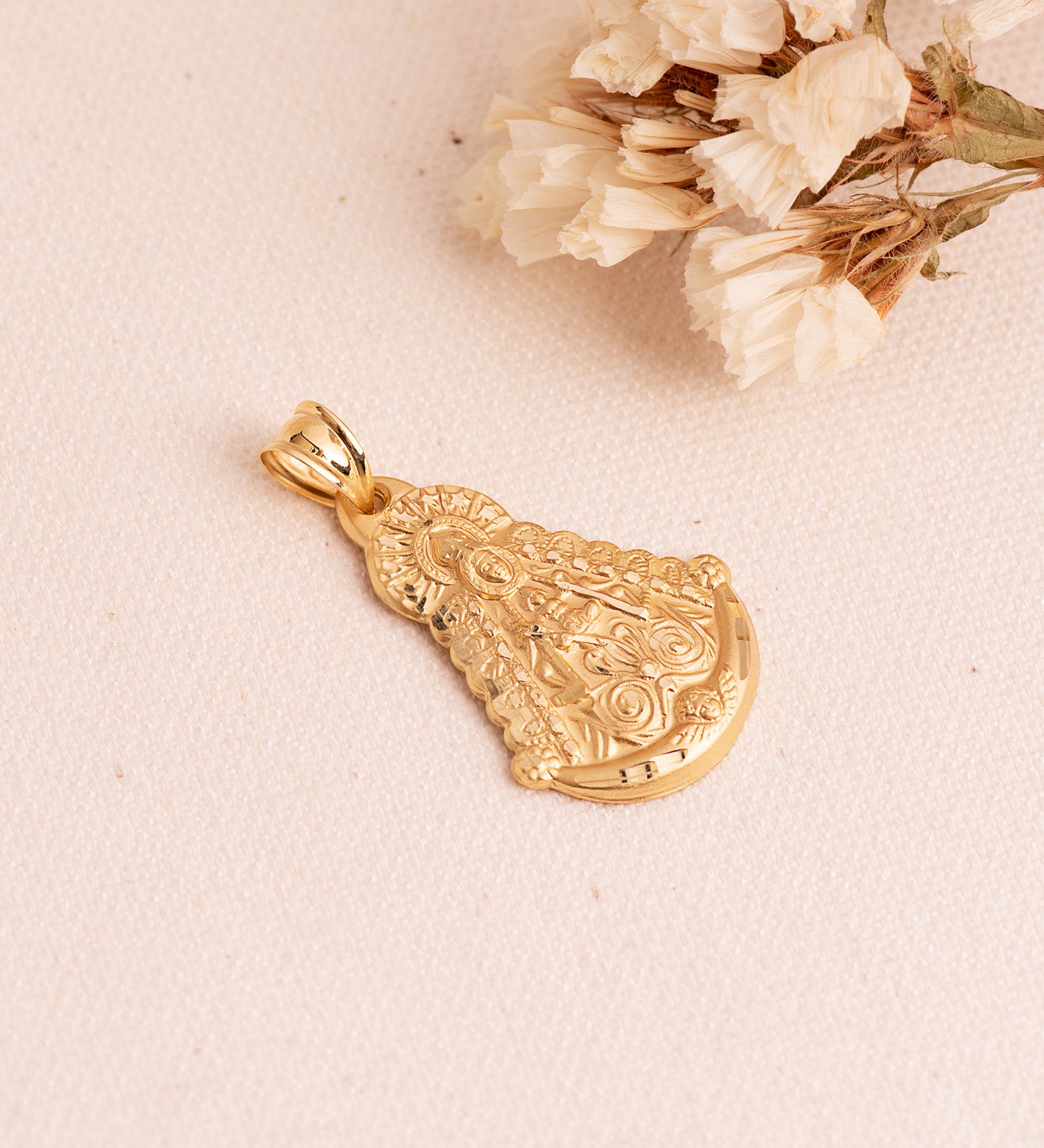 Médaille Or Jaune 18K Vierge Del Rocio Silhouette 30X20 mm