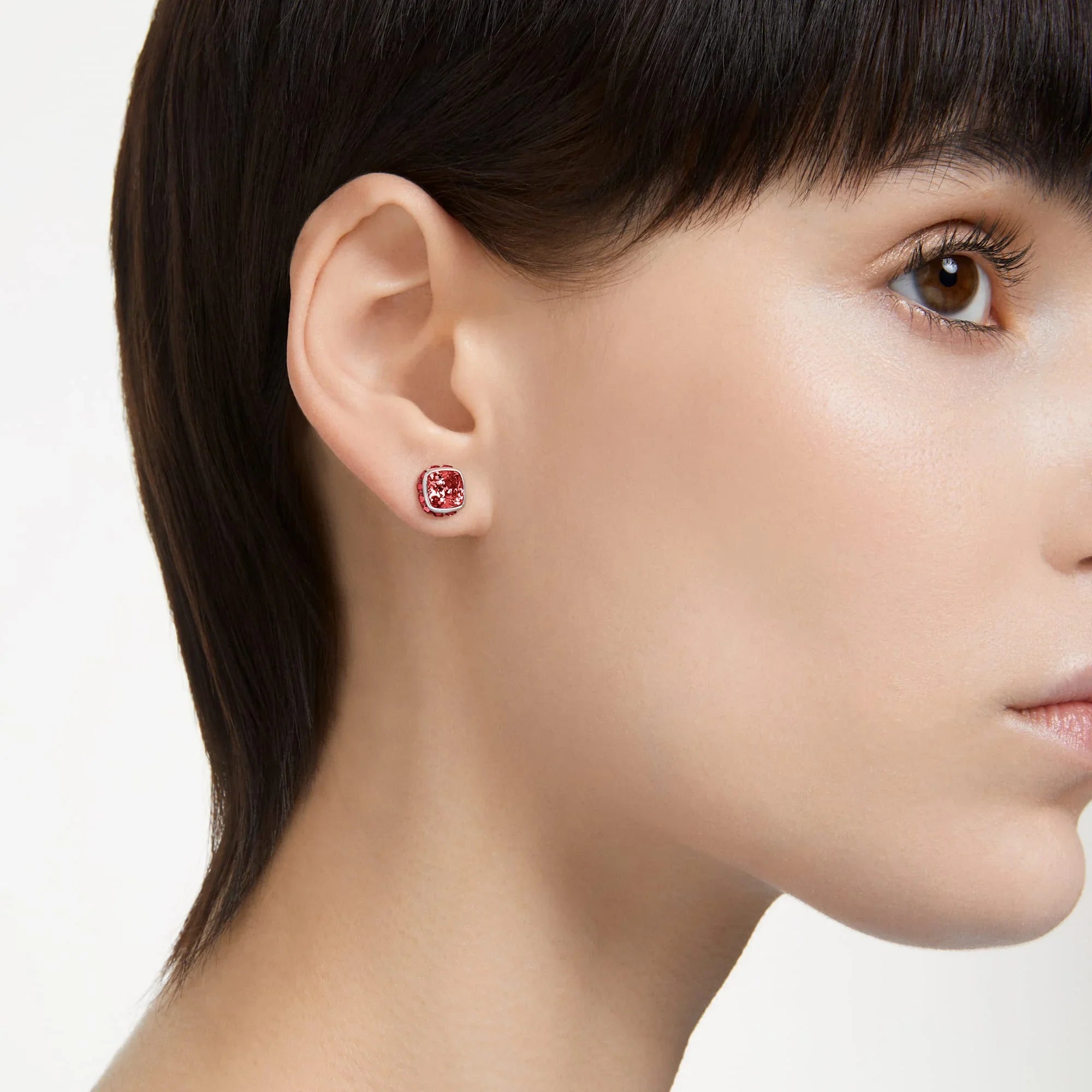 Kvinders Birthstone juli firkantede røde sølv ørestikker – Swarovski view 2