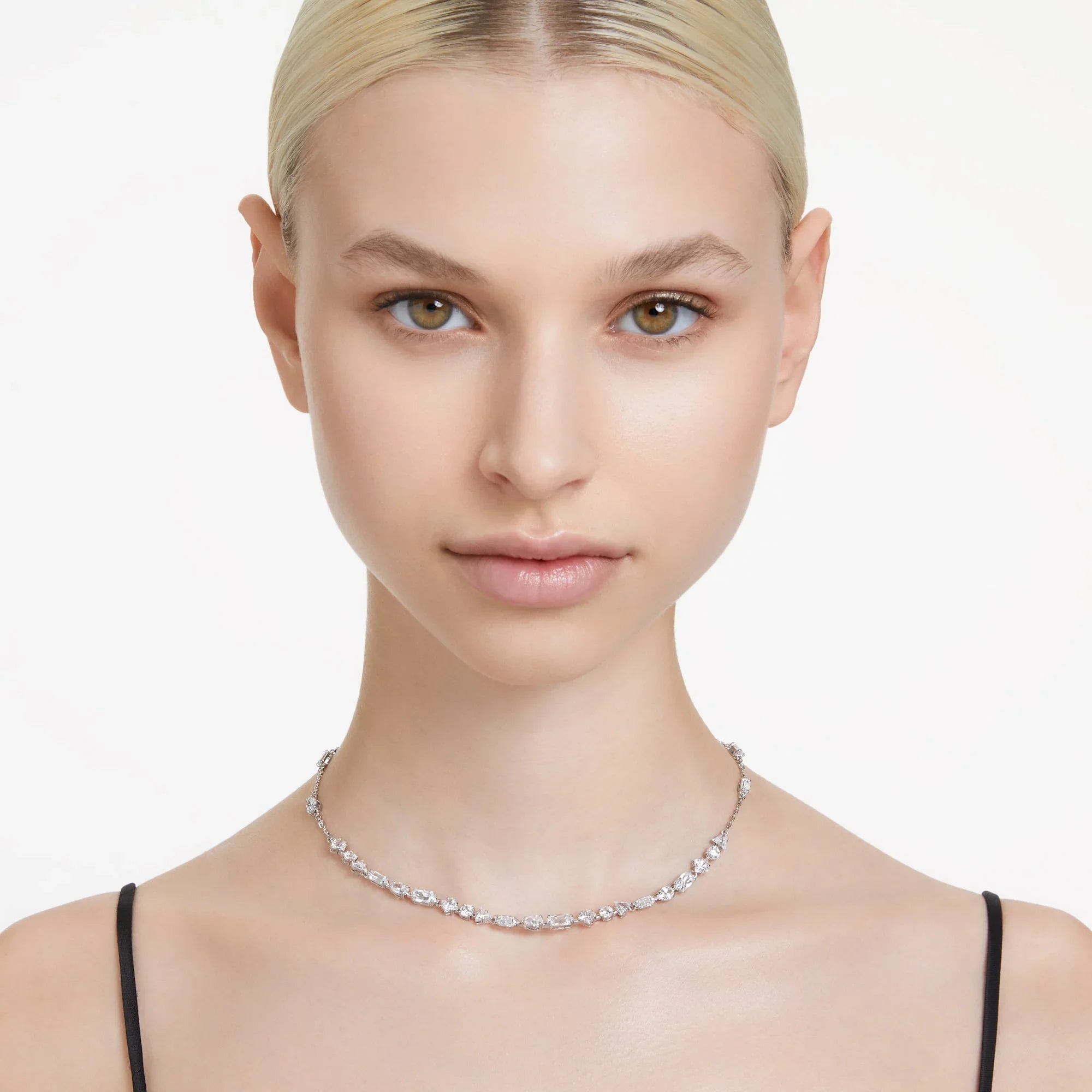 Gümüş Beyaz Mesmera Kolye Dağınık Desenli Çeşitli Boyutlarda – Swarovski görünümü 2