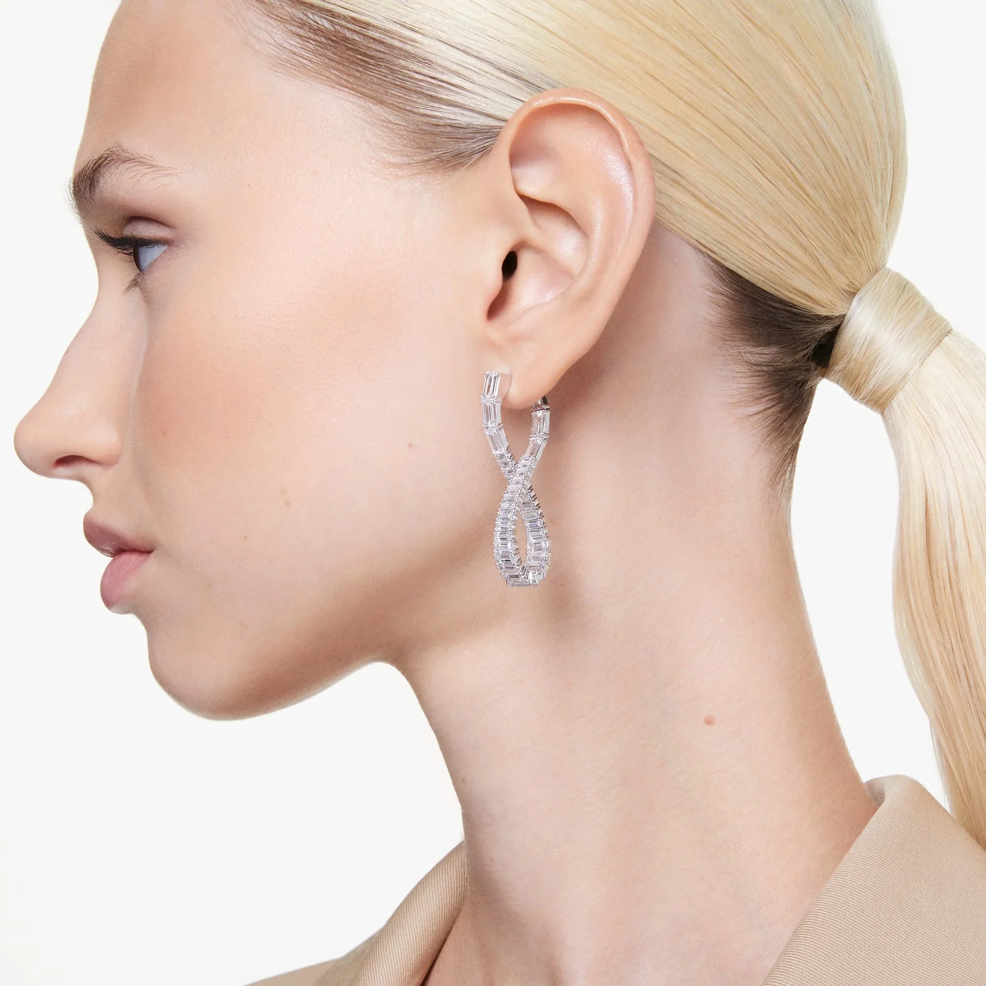 Hyperbola Infini hvit sølv øredobber for kvinner – Swarovski view 2