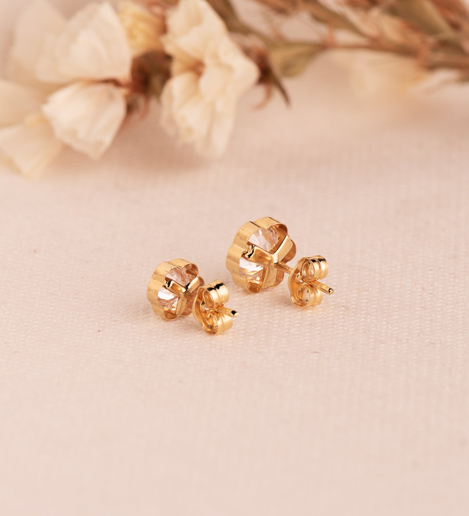 Boucles d'oreilles Or Jaune 18K Marguerite Chaton avec Zircon Taille : 6 X 6 mm Boucles d'oreilles Pressées